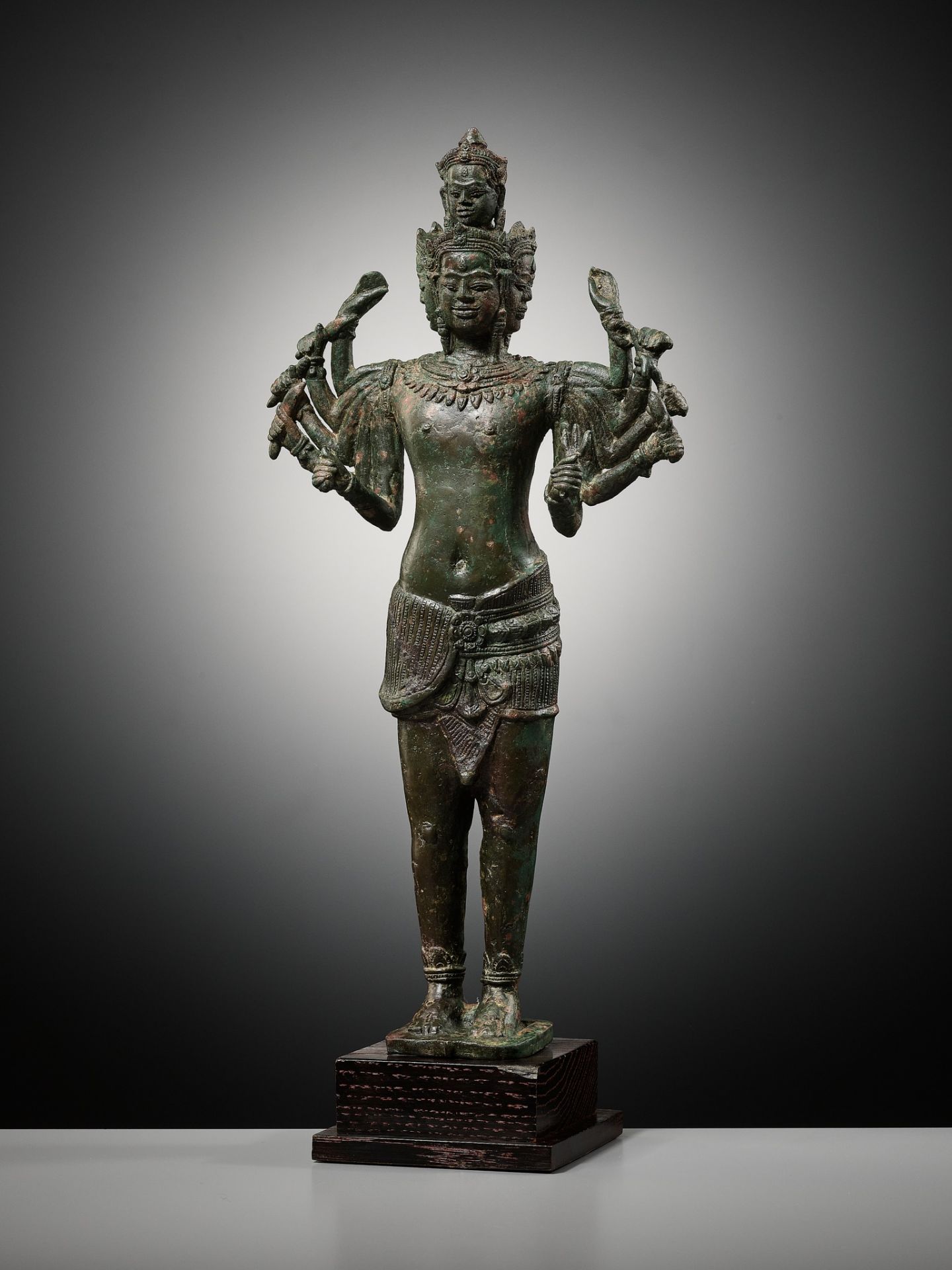 A LARGE AND IMPORTANT BRONZE FIGURE OF SADASHIVA, ANGKOR PERIOD, BAYON STYLE - Bild 2 aus 20