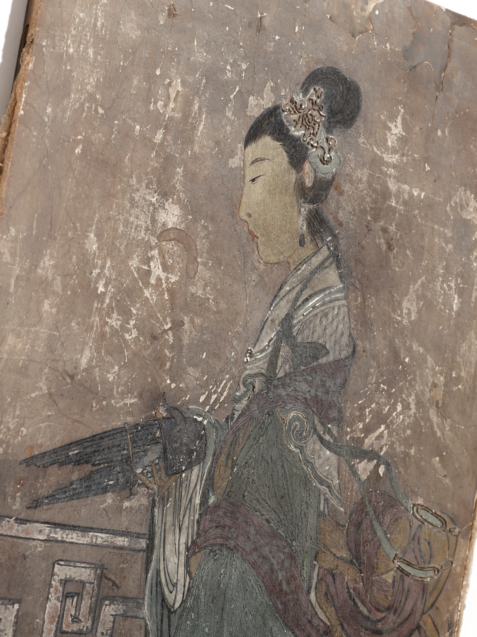 A POLYCHROME STUCCO FRESCO FRAGMENT DEPICTING A CELESTIAL MAIDEN, YUAN TO MING DYNASTY - Image 9 of 10