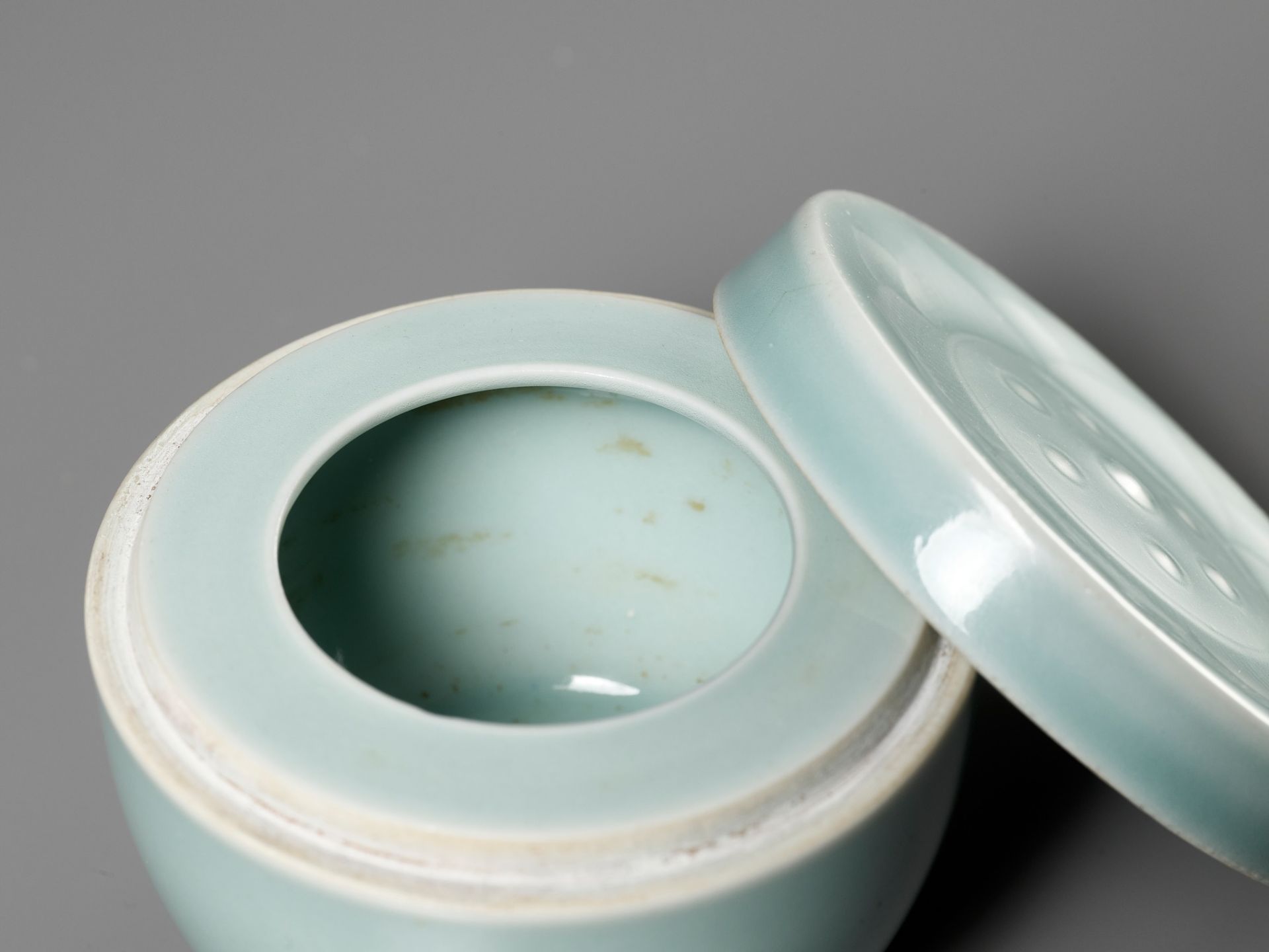A CELADON-GLAZED LOTUS POD-FORM BOX AND COVER, QING DYNASTY - Image 8 of 14