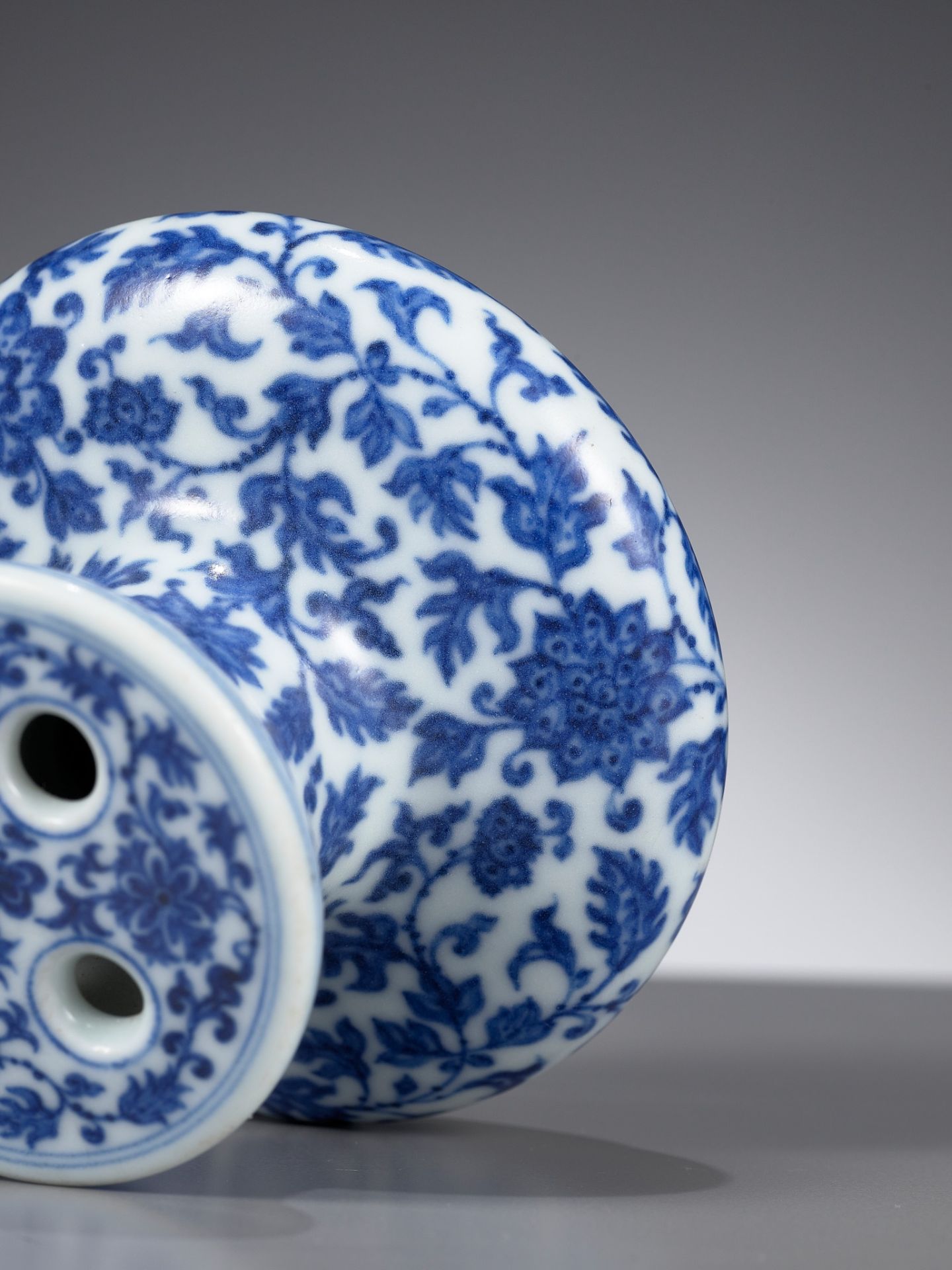 A BLUE AND WHITE MING-STYLE FLOWER-HOLDER, QIANLONG MARK AND PERIOD - Image 15 of 15