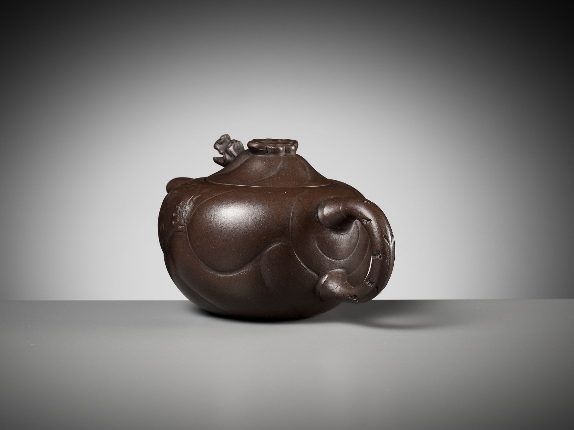 A YIXING STONEWARE 'DRAGON AND CARP' TEAPOT AND COVER, BY WANG YUYING, REPUBLIC PERIOD - Image 11 of 15