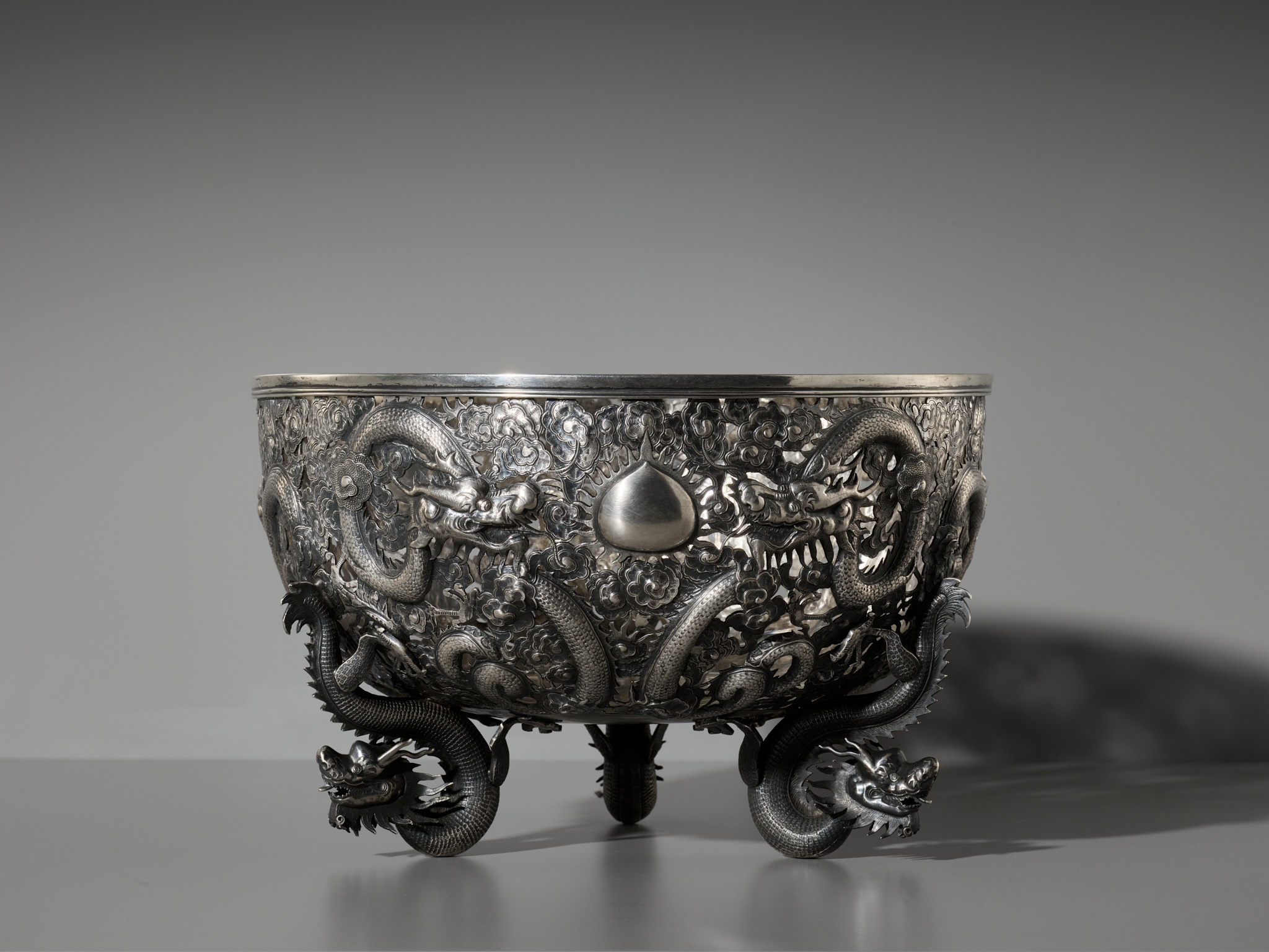 A LARGE SILVER 'DRAGON' RETICULATED PUNCH BOWL, MARKS OF SUI CHANG AND WANG HING - Image 10 of 17