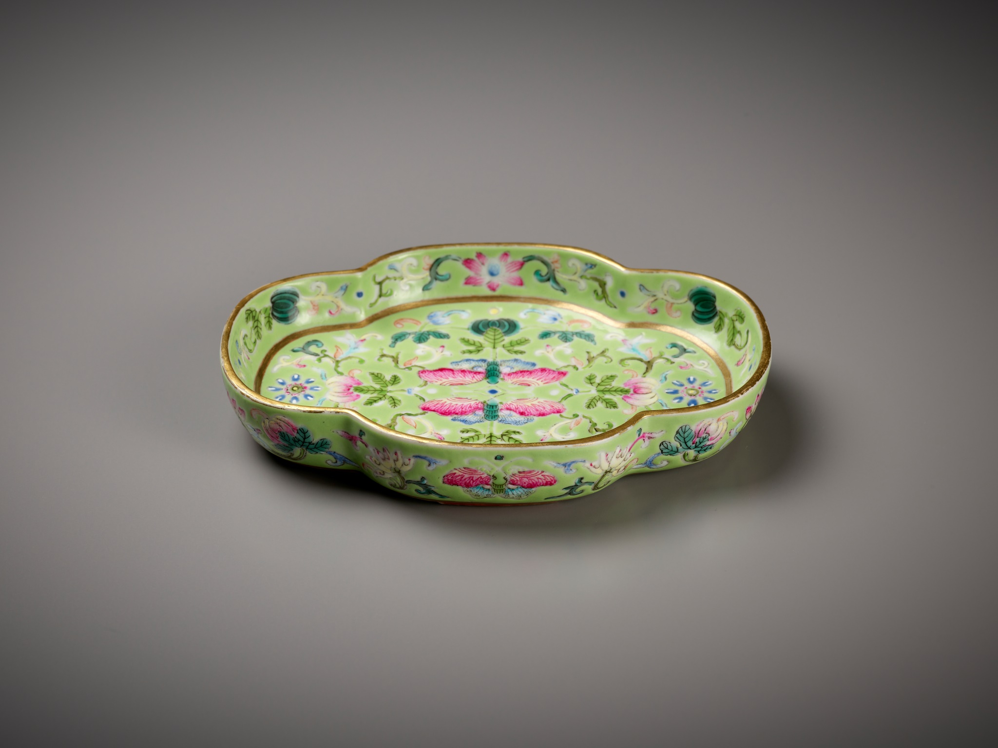 A LIME-GREEN AND FAMILLE-ROSE 'BUTTERFLY' TEA TRAY, JIAQING MARK AND PERIOD - Image 3 of 12