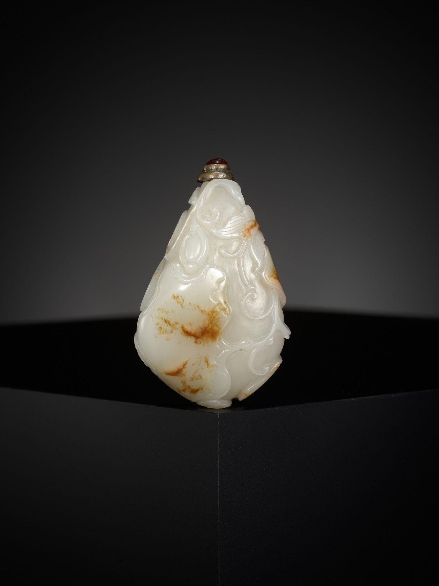A WHITE AND RUSSET JADE 'GOURD AND BUTTERFLY' SNUFF BOTTLE, CHINA, 18TH CENTURY - Bild 5 aus 10