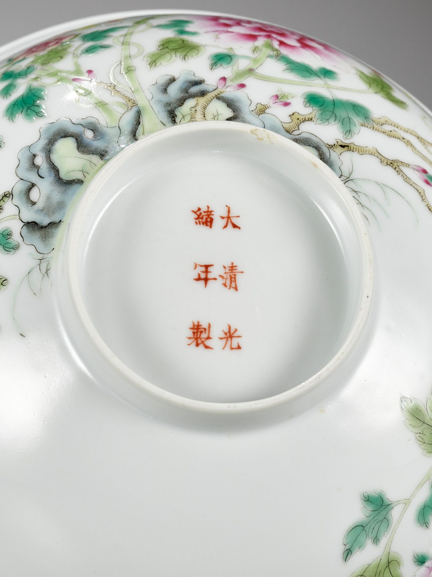 A LARGE FAMILLE-ROSE 'FLORAL' BOWL, GUANGXU MARK AND PERIOD - Image 3 of 12