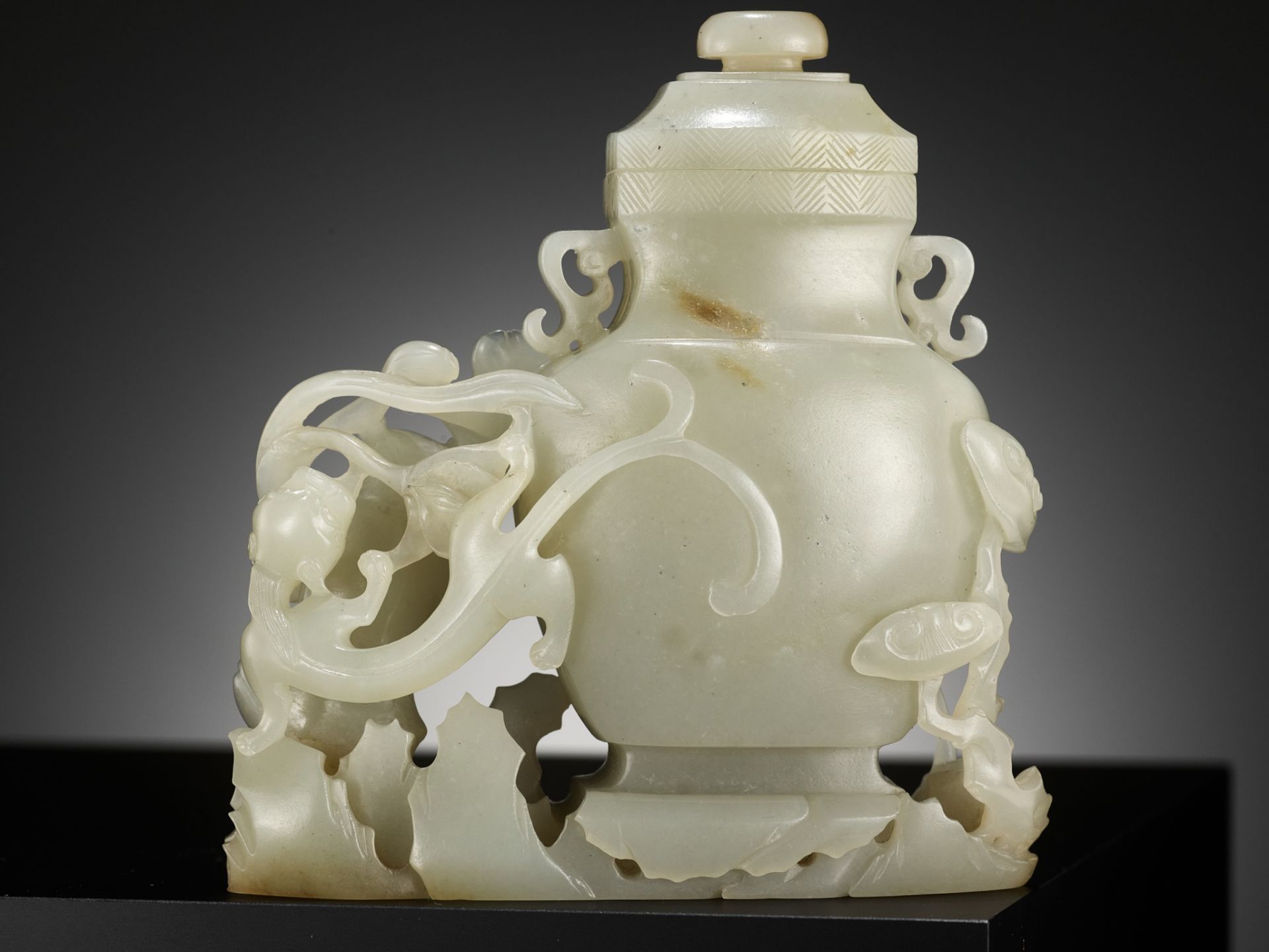 A CELADON JADE 'BOY AND CHILONG' VASE AND COVER, LATE QING TO REPUBLIC PERIOD - Image 3 of 12