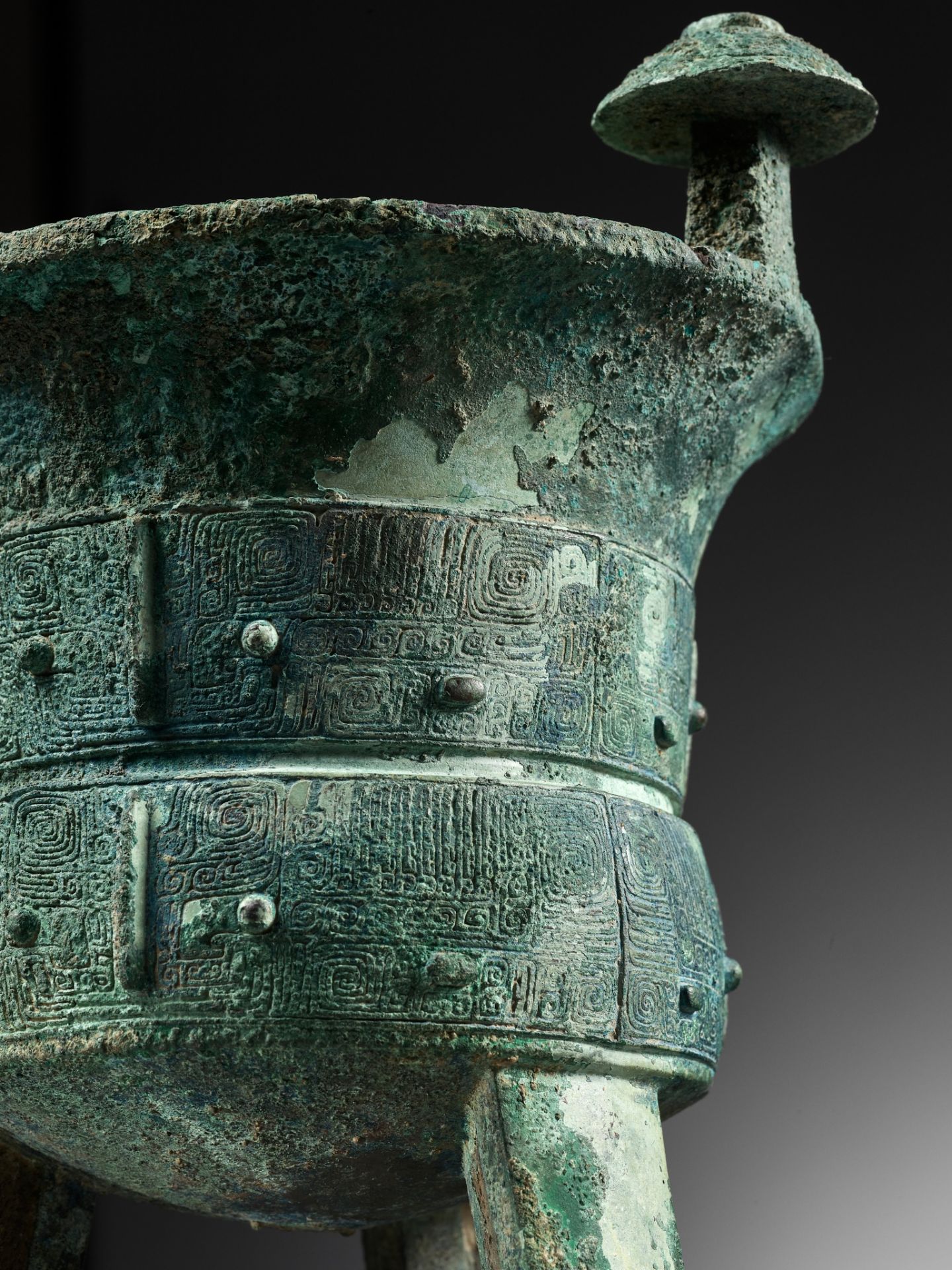 AN EXCEPTIONALLY LARGE AND MASSIVE BRONZE RITUAL TRIPOD WINE VESSEL, JIA, WITH A CLAN MARK, SHANG - Image 25 of 29