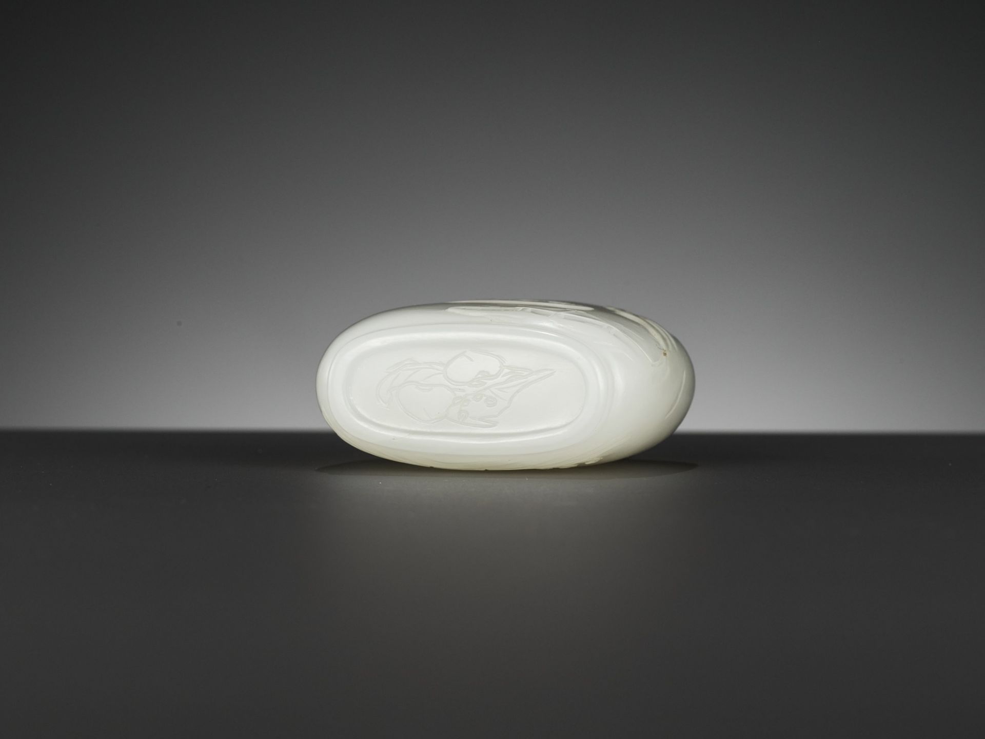 A WHITE JADE 'DRAGON' SNUFF BOTTLE, CHINA, 18TH CENTURY - Image 17 of 17