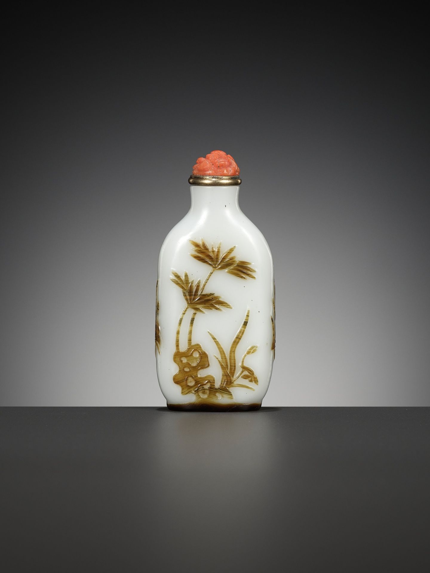 AN INSCRIBED OVERLAY GLASS ‘CAT AND BUTTERFLY’ SNUFF BOTTLE, BY WANG SU, YANGZHOU SCHOOL, 1820-1840 - Image 3 of 19