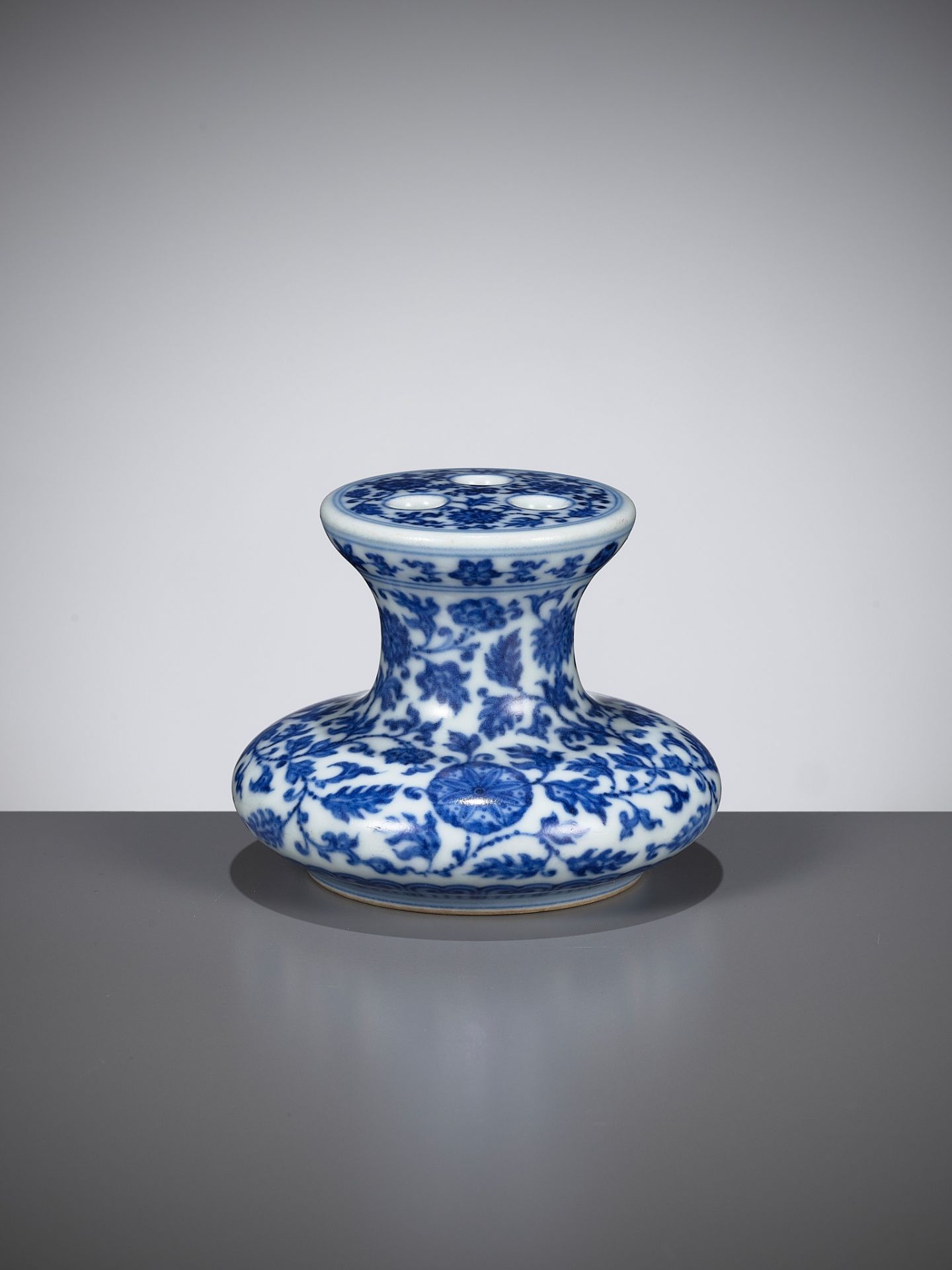 A BLUE AND WHITE MING-STYLE FLOWER-HOLDER, QIANLONG MARK AND PERIOD - Image 10 of 15