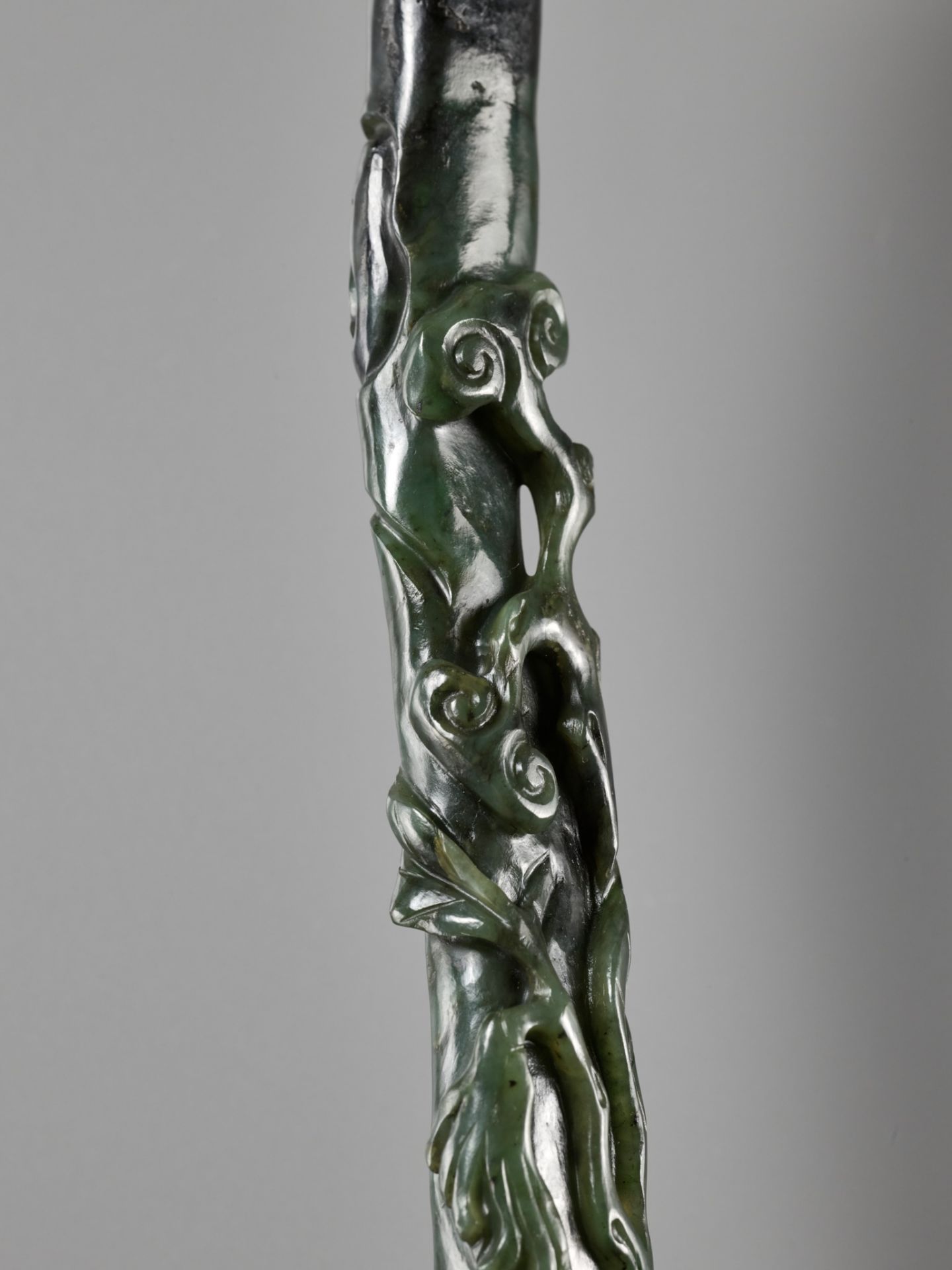 A SPINACH-GREEN JADE 'LINGZHI AND FINGER CITRON' RUYI SCEPTER, CHINA, 18TH CENTURY - Image 3 of 14