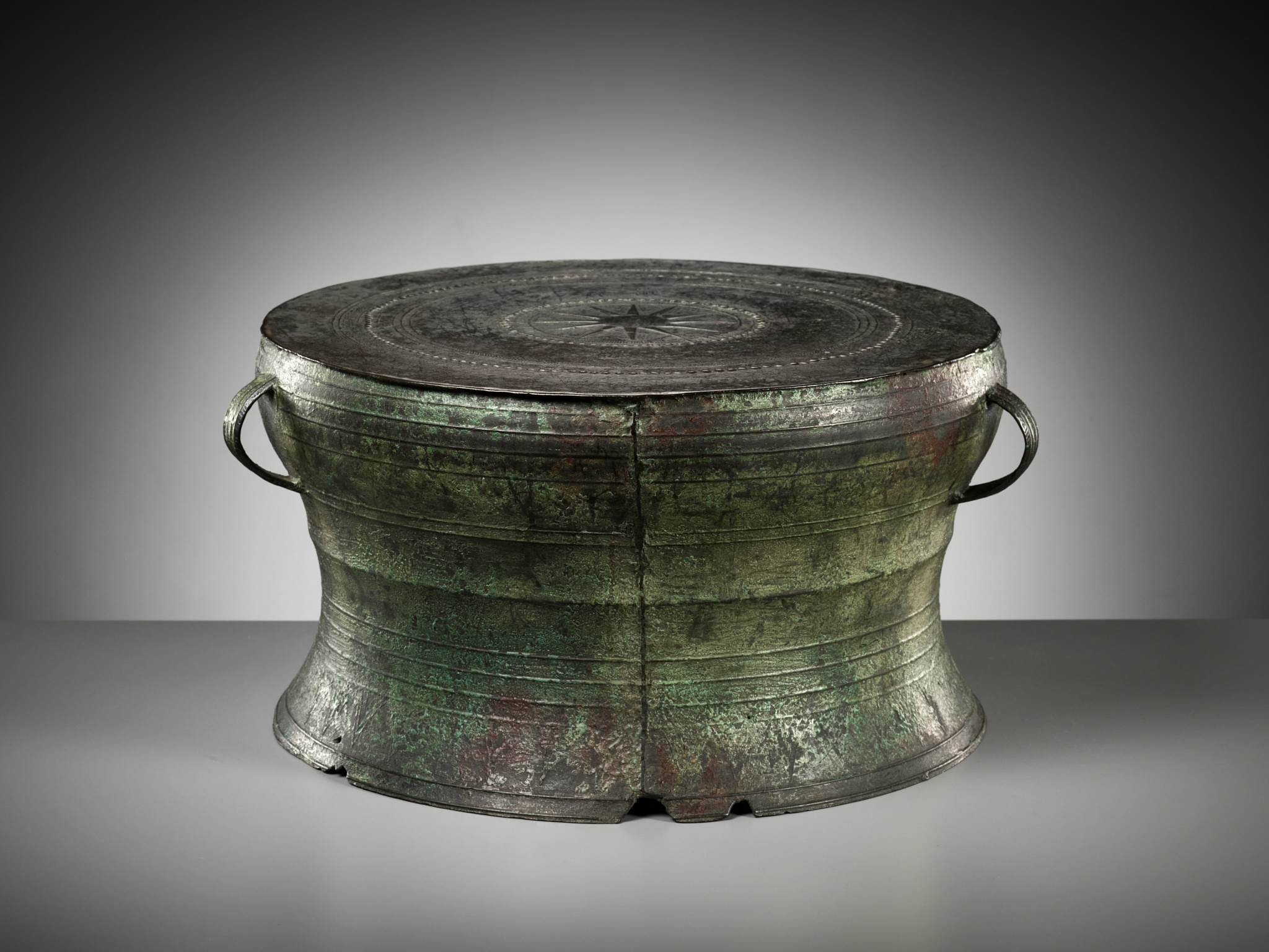 A LARGE AND HEAVY BRONZE RAIN DRUM, DONG SON CULTURE - Image 9 of 13