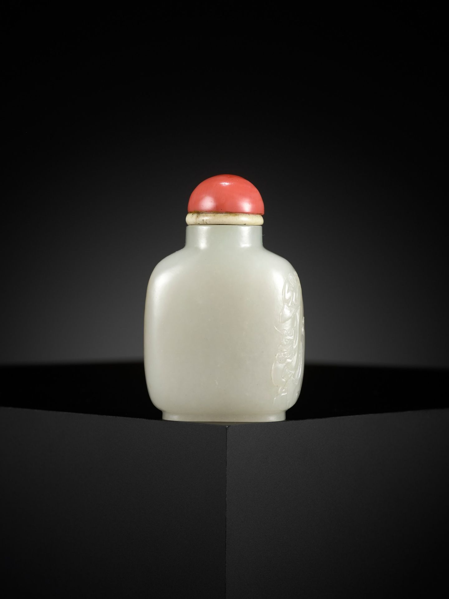 A WHITE JADE WITH RUSSET SKIN 'MONKEYS' SNUFF BOTTLE, CHINA, 1750-1850 - Bild 6 aus 15