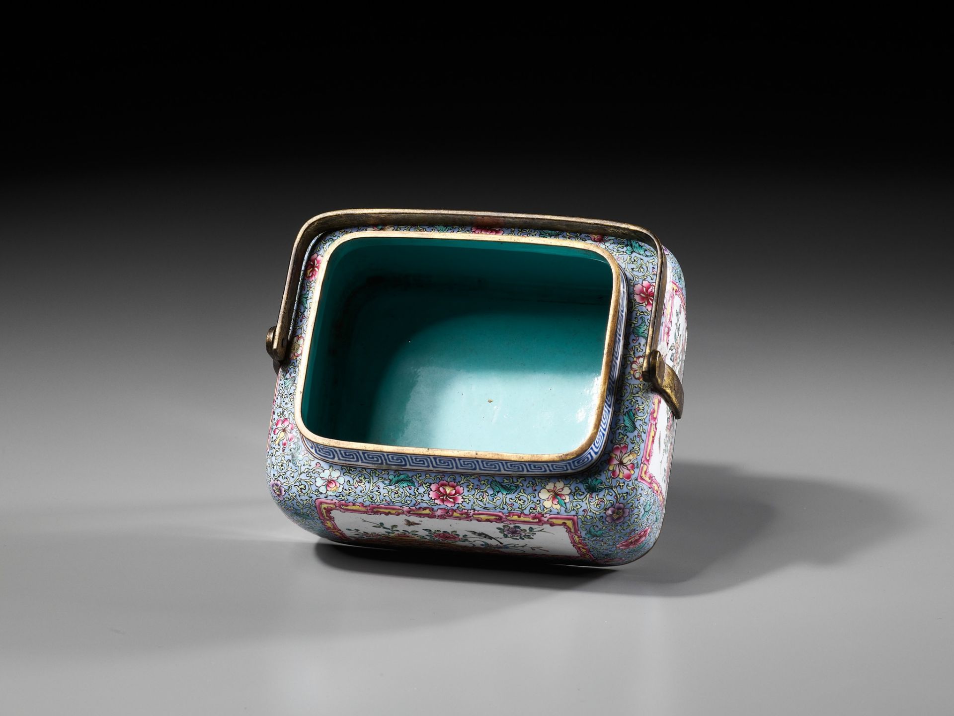 AN EXCEEDINGLY RARE IMPERIAL ENAMELED COPPER HANDWARMER, QIANLONG MARK AND PERIOD - Bild 17 aus 27