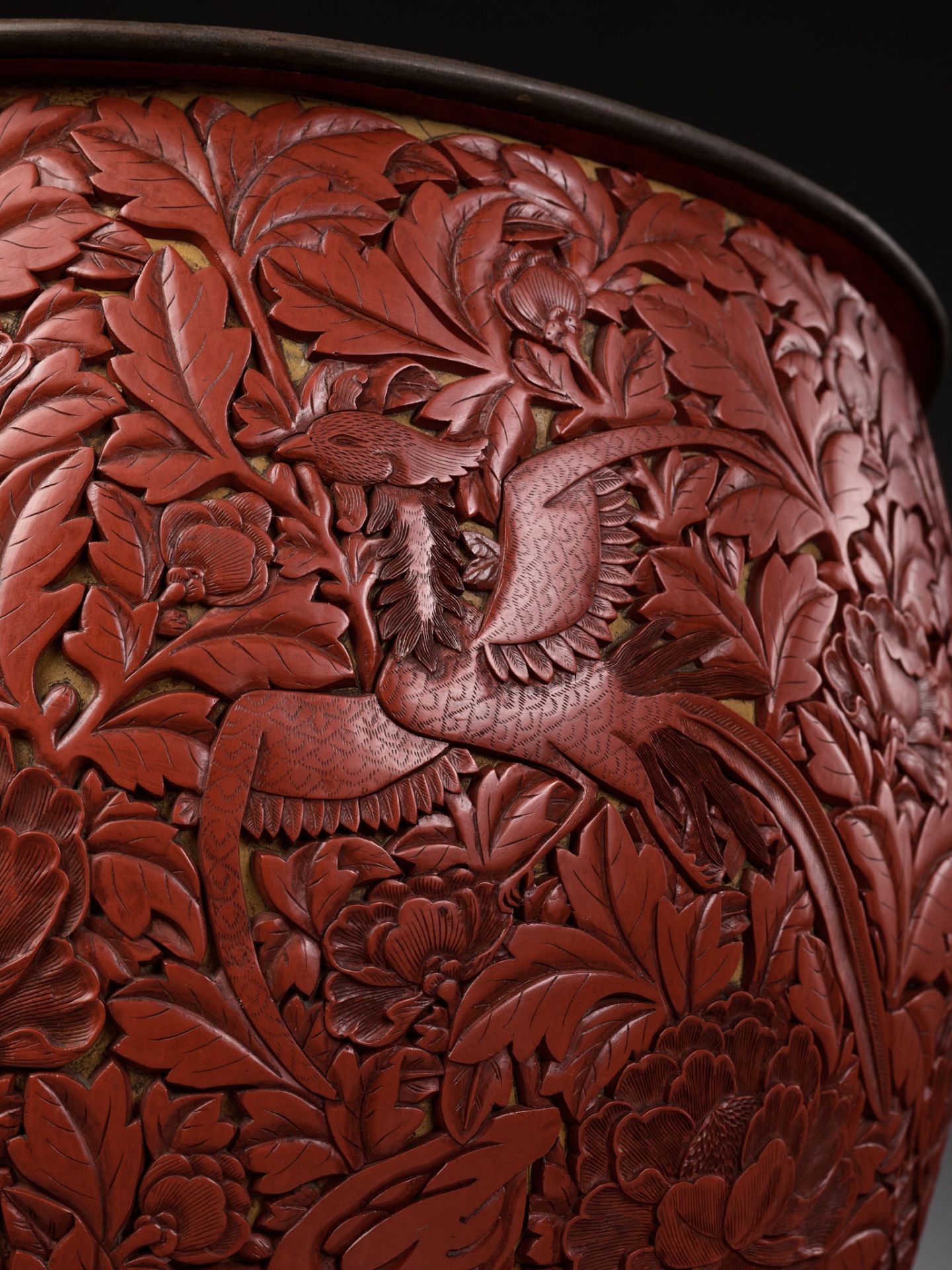 A LARGE CINNABAR LACQUER 'PHOENIX' FLOWERPOT, MING DYNASTY - Image 2 of 16