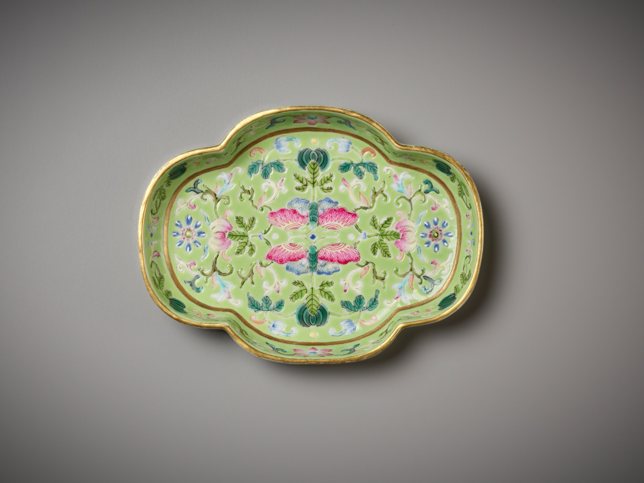 A LIME-GREEN AND FAMILLE-ROSE 'BUTTERFLY' TEA TRAY, JIAQING MARK AND PERIOD - Image 7 of 12