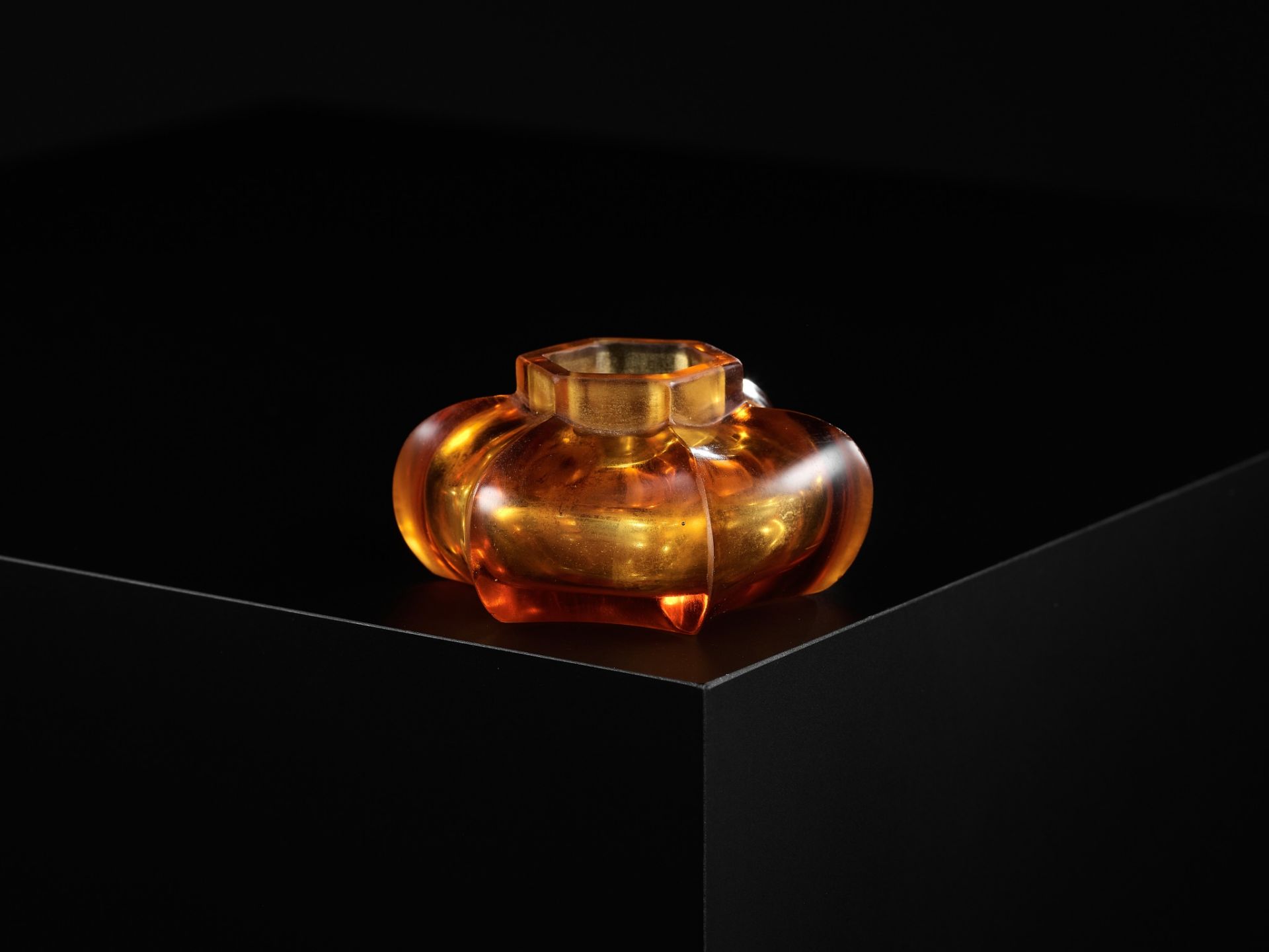 A SMALL TRANSPARENT AMBER GLASS HEXAGONAL WASHER, JIAQING MARK AND PERIOD - Bild 7 aus 11