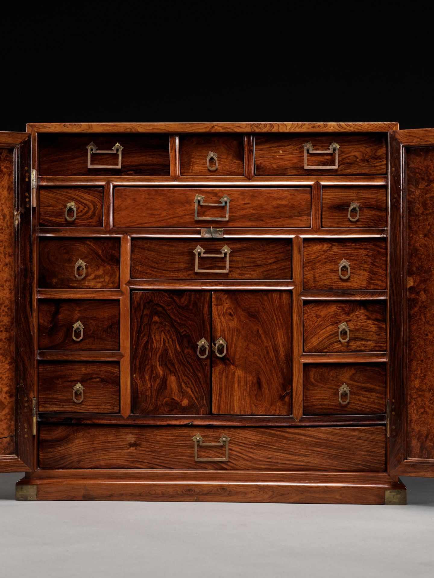 A LARGE HUANGHUALI APOTHECARY CABINET (YAOGUI) WITH FOURTEEN DRAWERS, EARLY QING DYNASTY - Bild 4 aus 20