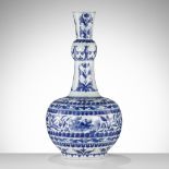 A BLUE AND WHITE 'GARLIC NECK' BOTTLE VASE, TRANSITIONAL PERIOD