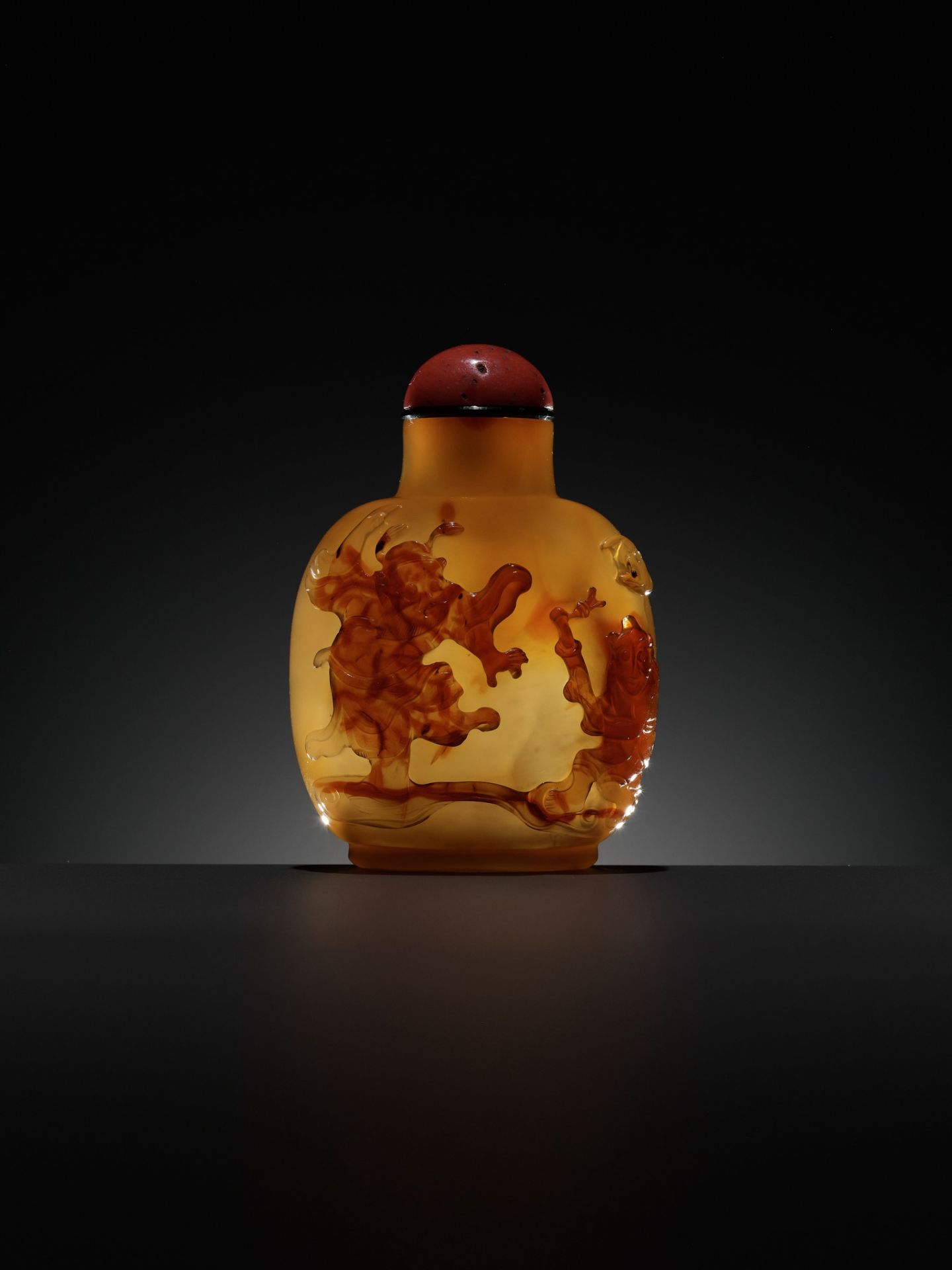 A CAMEO AGATE 'ZHONG KUI' SNUFF BOTTLE, OFFICIAL SCHOOL, CHINA, 1770-1840 - Image 6 of 14