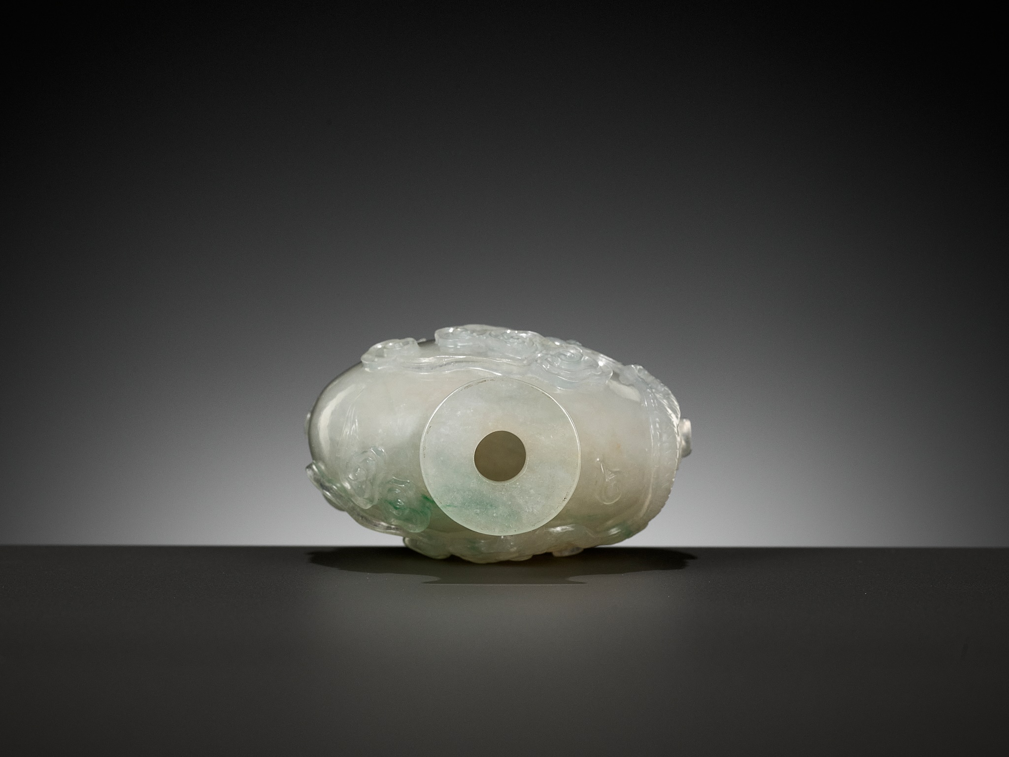 A JADEITE SNUFF BOTTLE DEPICTING A CARP TRANSFORMING INTO A DRAGON, CHINA, 1770-1850 - Image 14 of 15
