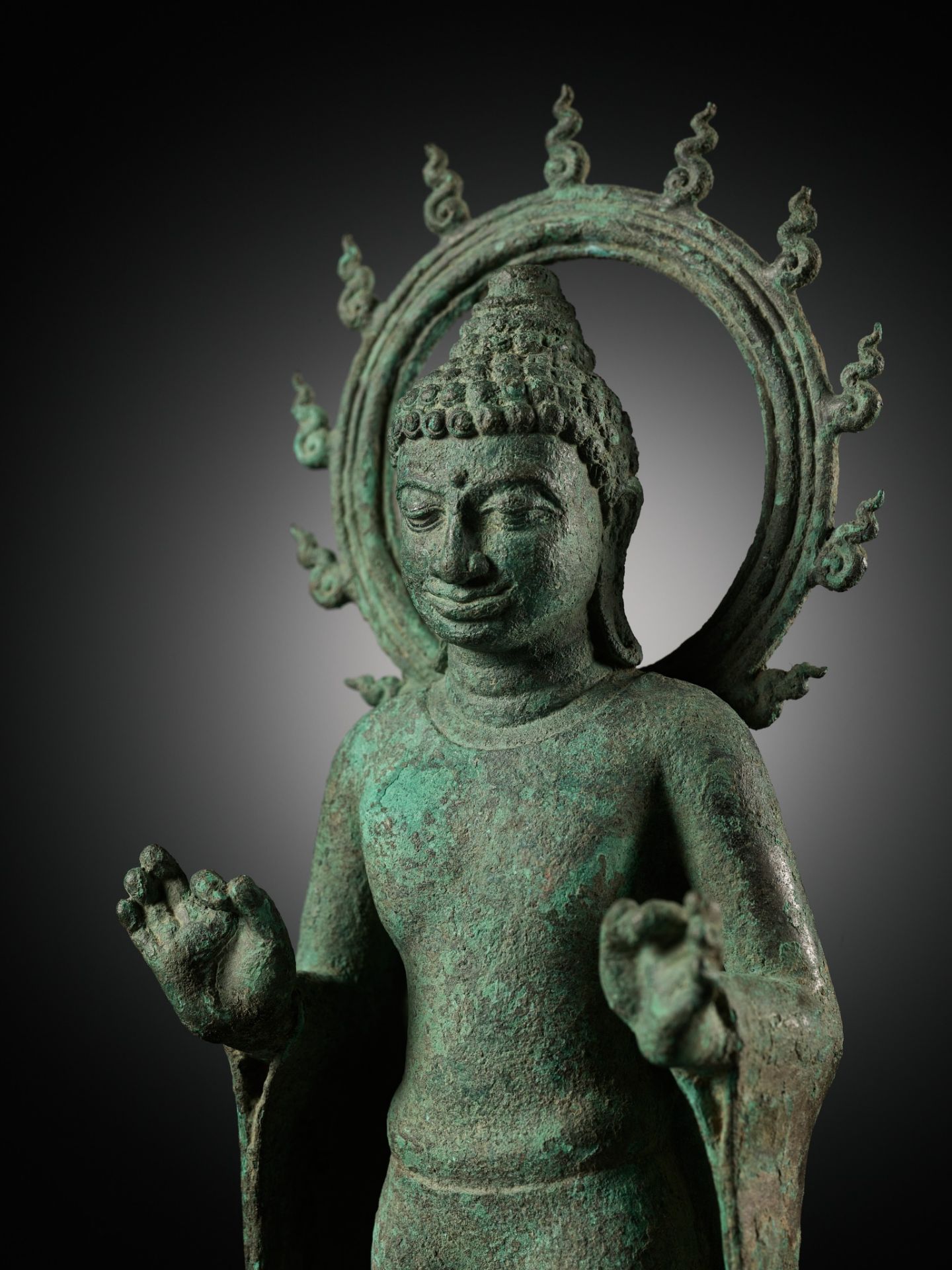 A BRONZE STATUE OF BUDDHA WITHIN A FLAMING AUREOLE, INDONESIA, CENTRAL JAVA, 8TH-9TH CENTURY - Bild 13 aus 19