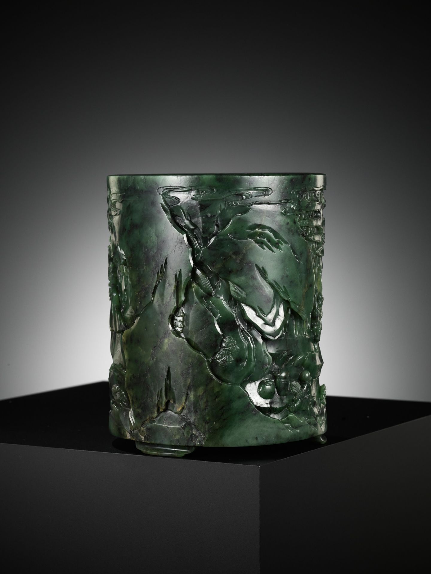 A SPINACH-GREEN JADE ‘SEVEN SAGES OF THE BAMBOO GROVE’ (ZHULIN QIXIAN) BRUSHPOT, BITONG, QIANLONG - Bild 15 aus 16