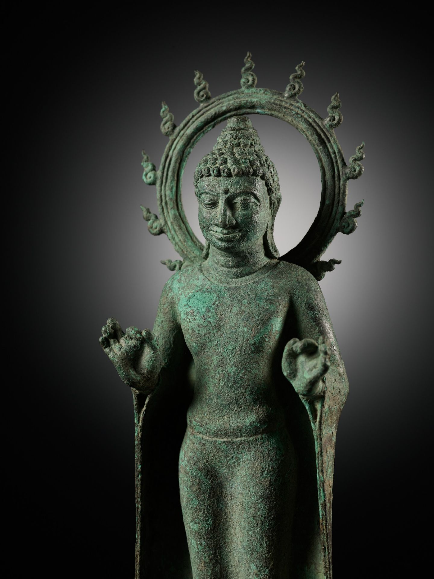 A BRONZE STATUE OF BUDDHA WITHIN A FLAMING AUREOLE, INDONESIA, CENTRAL JAVA, 8TH-9TH CENTURY - Bild 11 aus 19