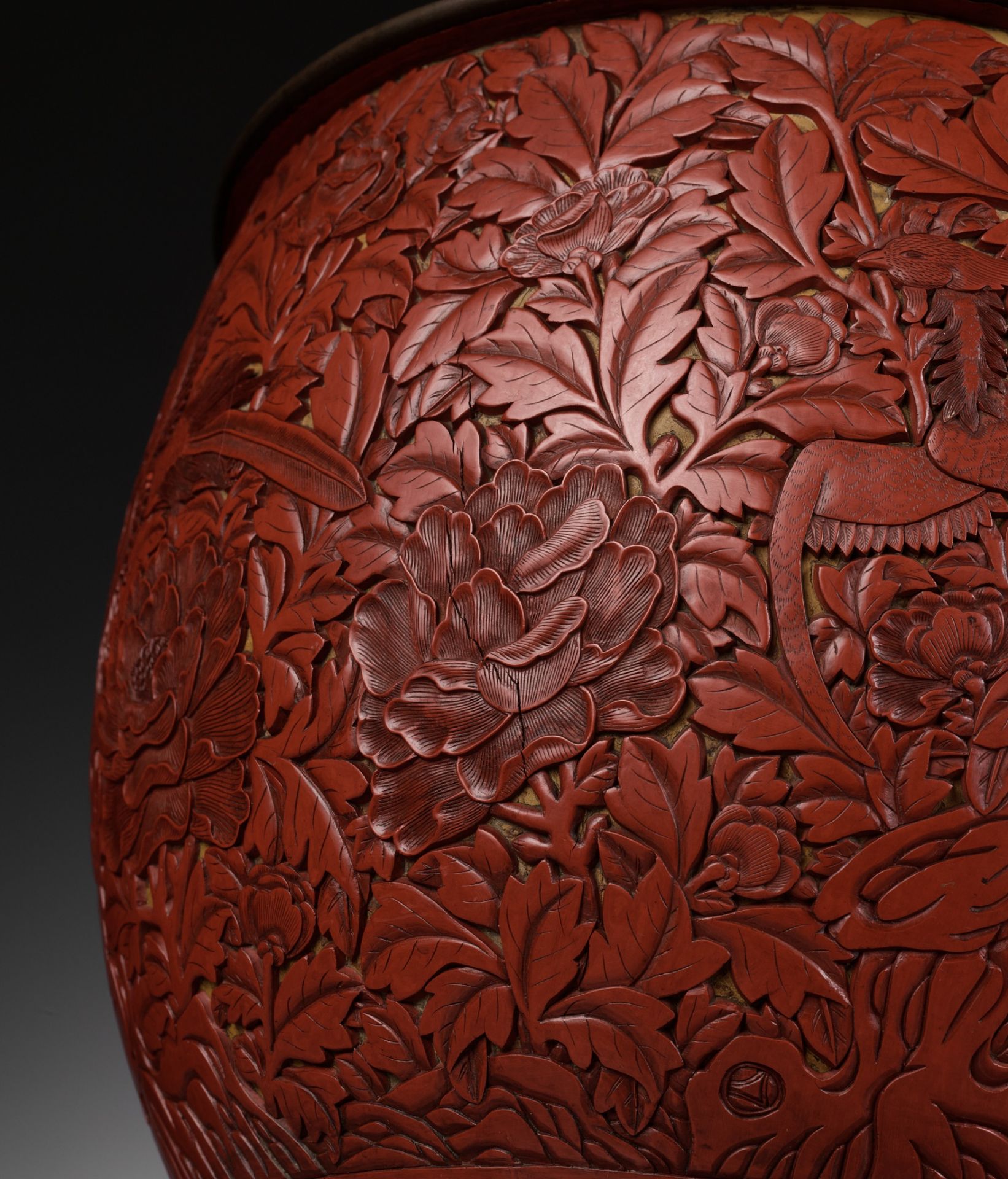 A LARGE CINNABAR LACQUER 'PHOENIX' FLOWERPOT, MING DYNASTY - Image 4 of 16