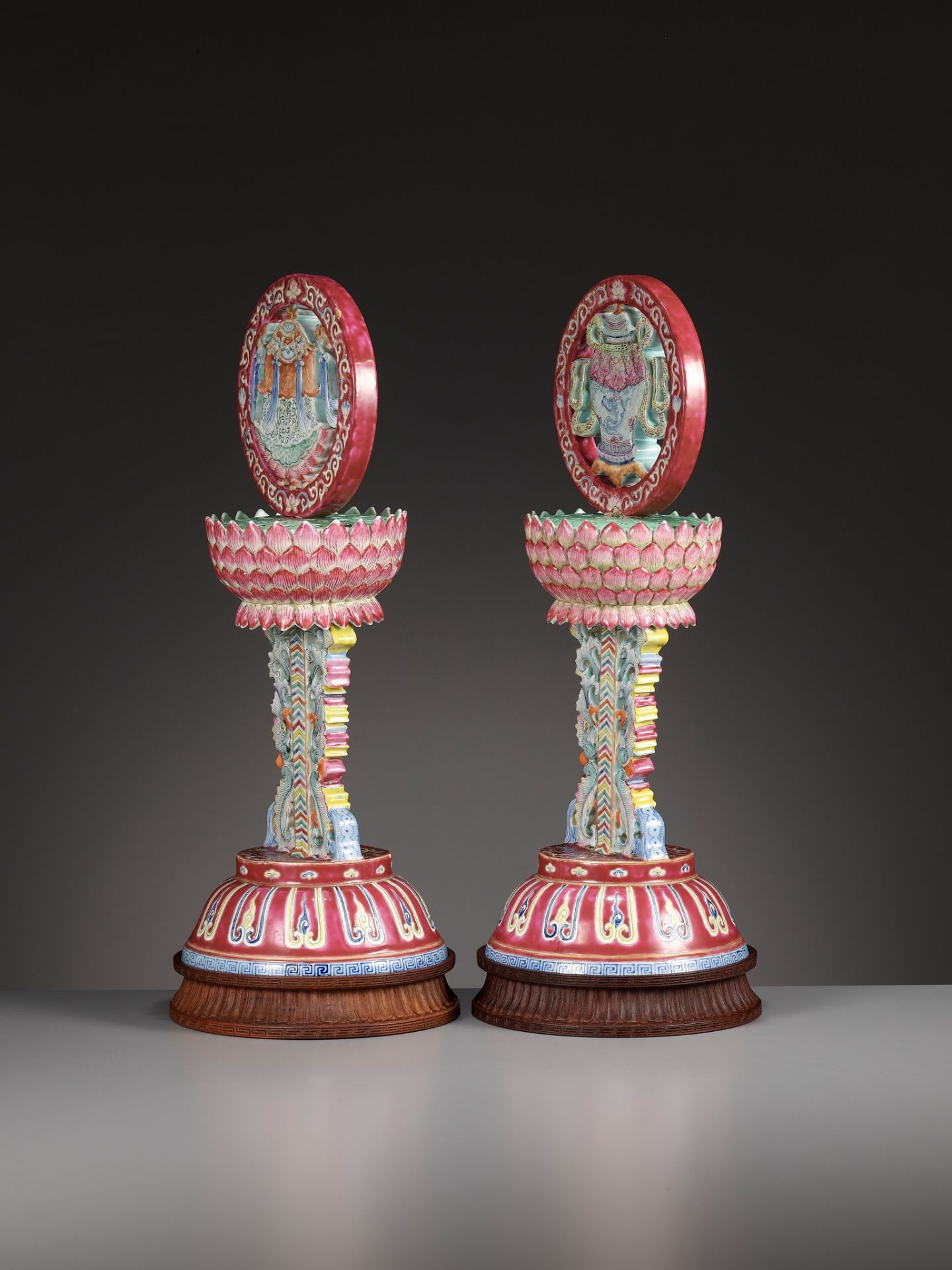 A PAIR OF LARGE RUBY-GROUND FAMILLE ROSE BUDDHIST EMBLEM ALTAR ORNAMENTS, QING DYNASTY - Image 14 of 17