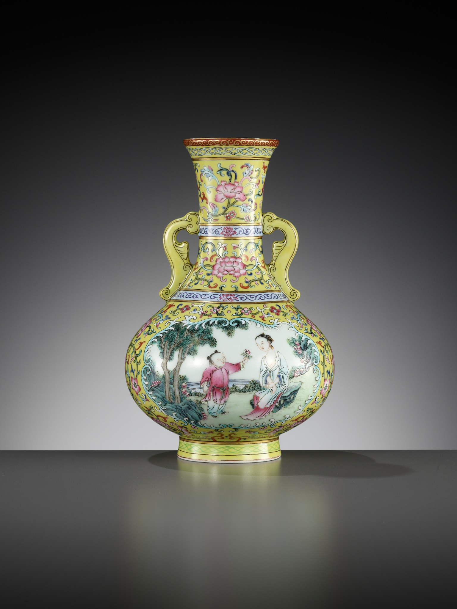 A MAGNIFICENT IMPERIAL-YELLOW GROUND FAMILLE ROSE 'LADY AND CHILD' VASE, QING DYNASTY - Image 11 of 14