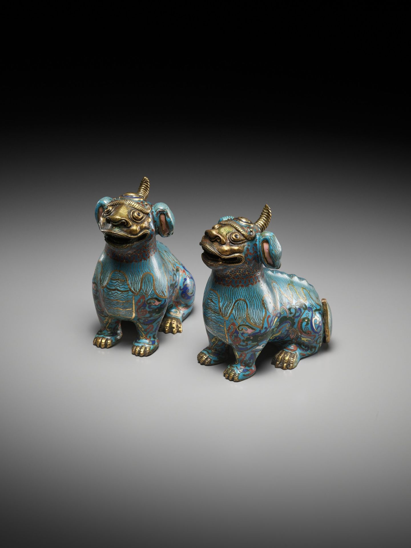 A PAIR OF GILT-BRONZE AND CLOISONNE ENAMEL LUDUAN, CHINA, 18TH - 19TH CENTURY - Image 3 of 11