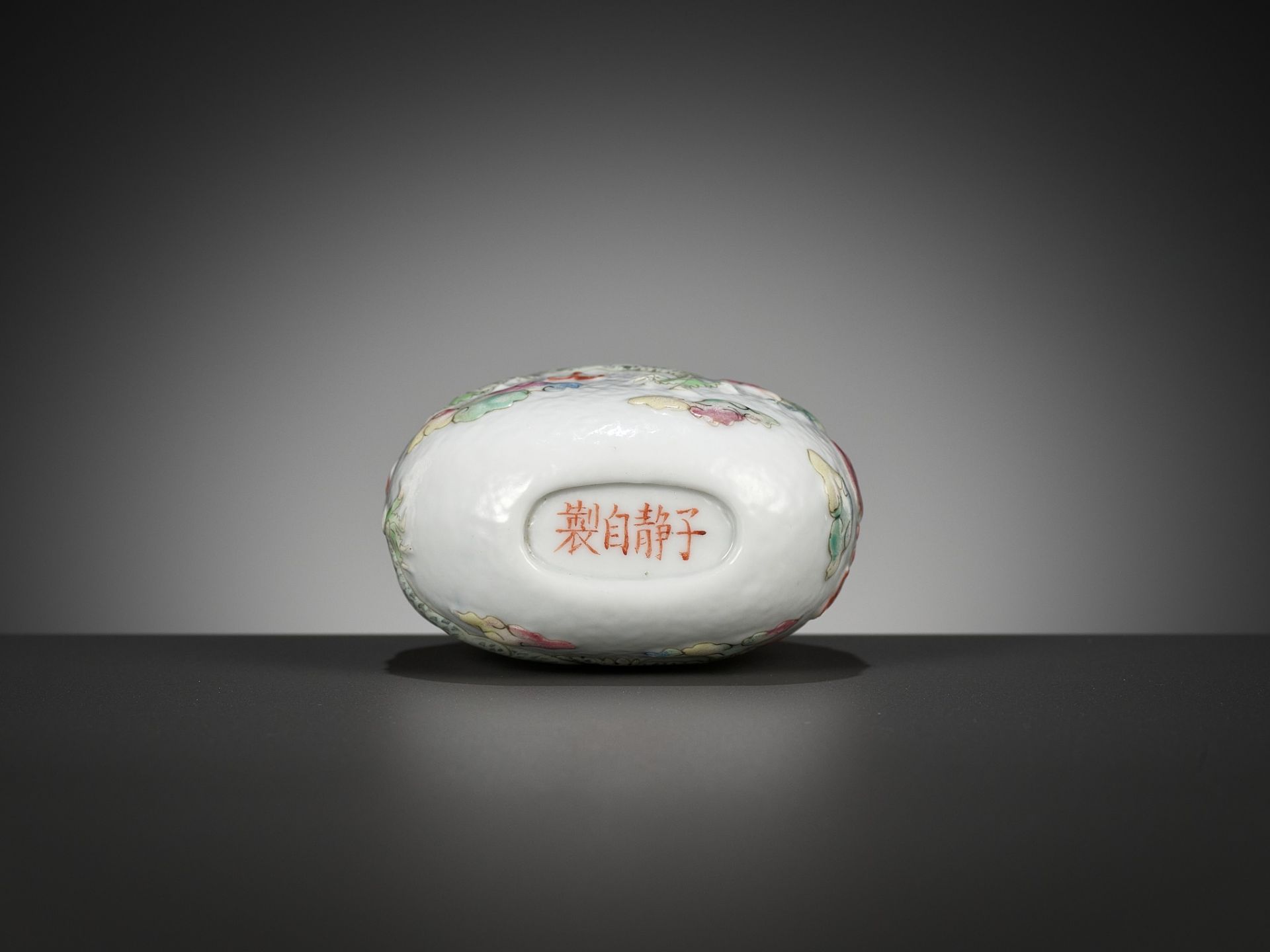 A MOLDED AND CARVED 'DRAGON' FAMILLE ROSE PORCELAIN SNUFF BOTTLE, SIGNED LIQUAN, CHINA, 1853-1864 - Bild 16 aus 16