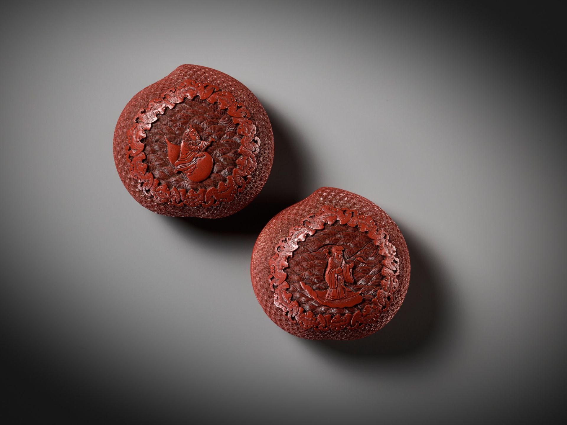 A PAIR OF HEAVY CARVED CINNABAR LACQUER PEACH-FORM BOXES AND COVERS DEPICTING IMMORTALS, QIANLONG - Image 9 of 11