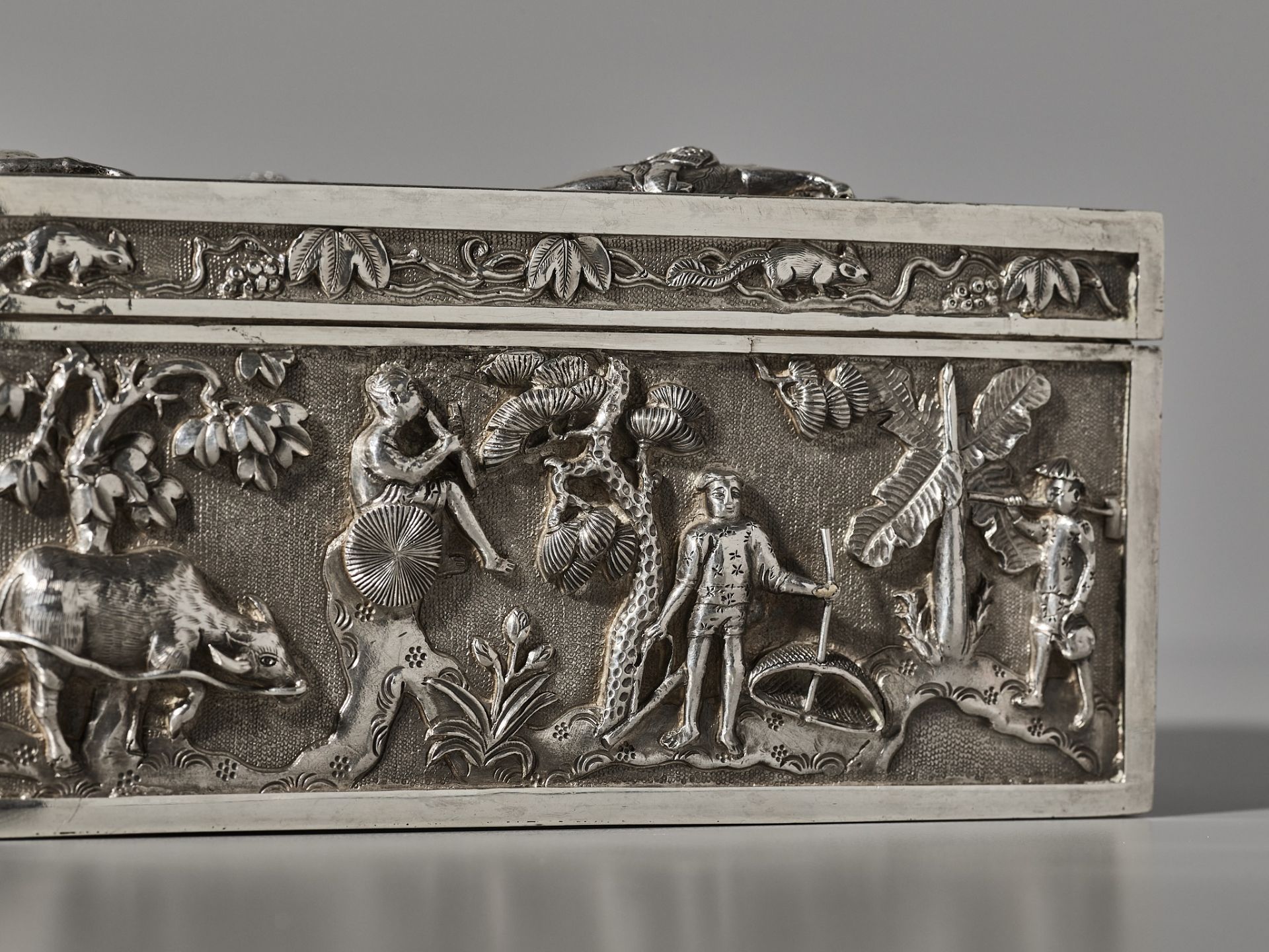 AN EXPORT SILVER REPOUSSE CIGAR BOX AND COVER, TONG YI MARK, LATE QING DYNASTY - Image 20 of 22