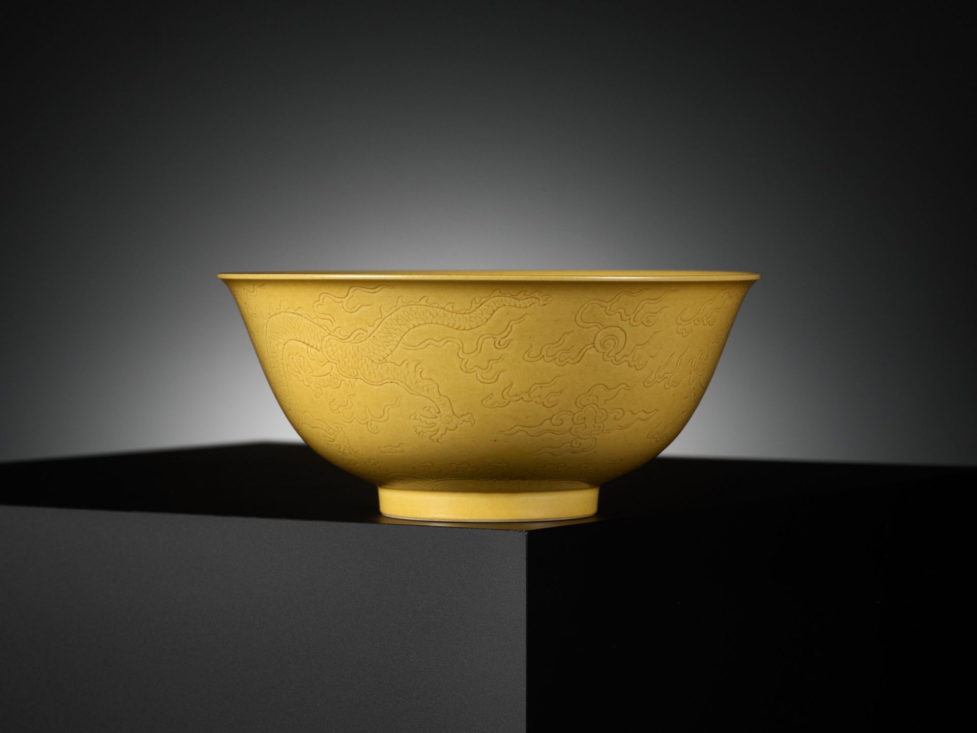 AN IMPERIAL YELLOW-GLAZED AND INCISED 'DRAGON' BOWL, QIANLONG MARK AND PERIOD - Image 8 of 17