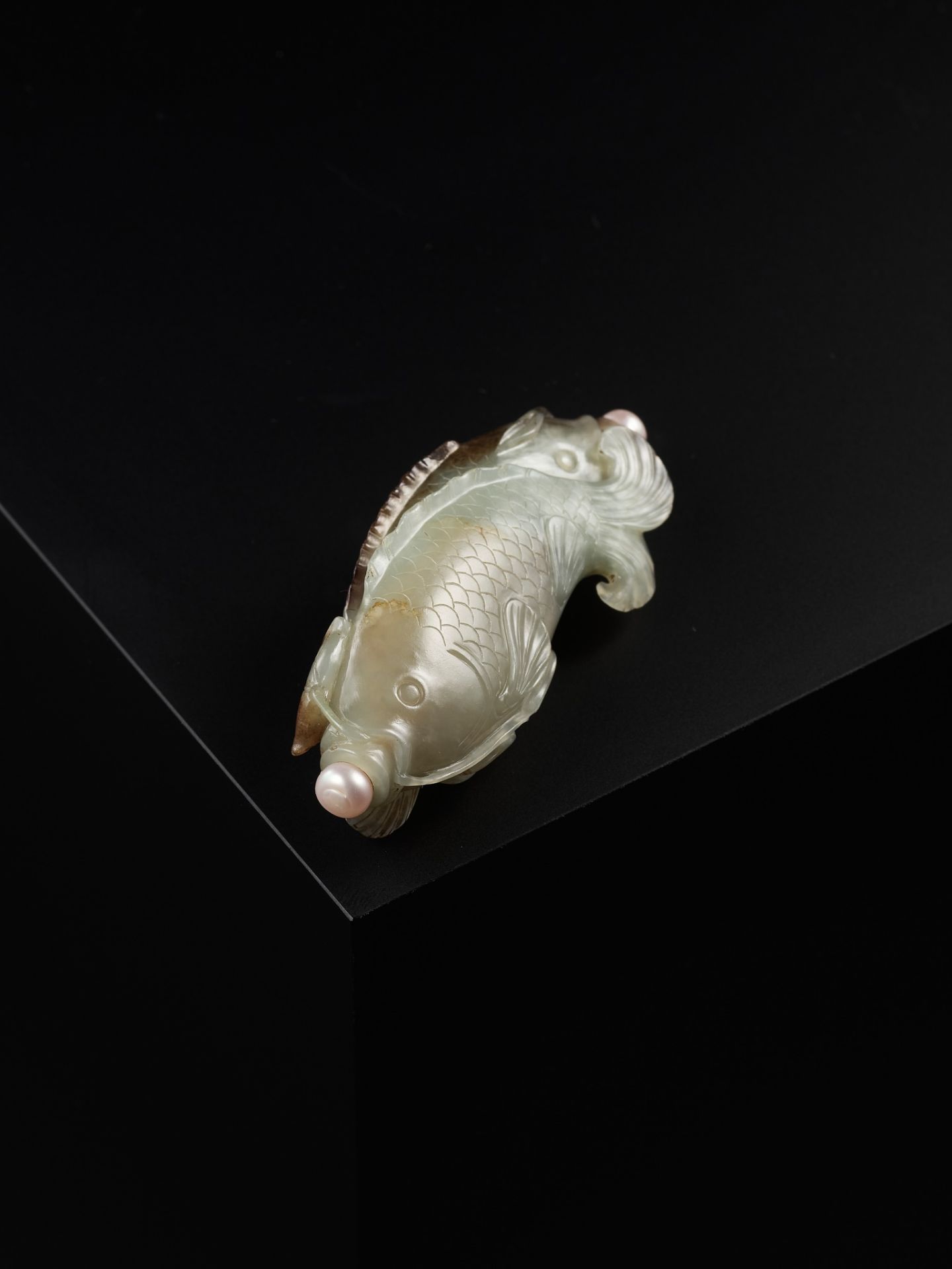 A CELADON AND RUSSET JADE 'DOUBLE FISH' SNUFF BOTTLE, CHINA, 1680-1750 - Image 9 of 14