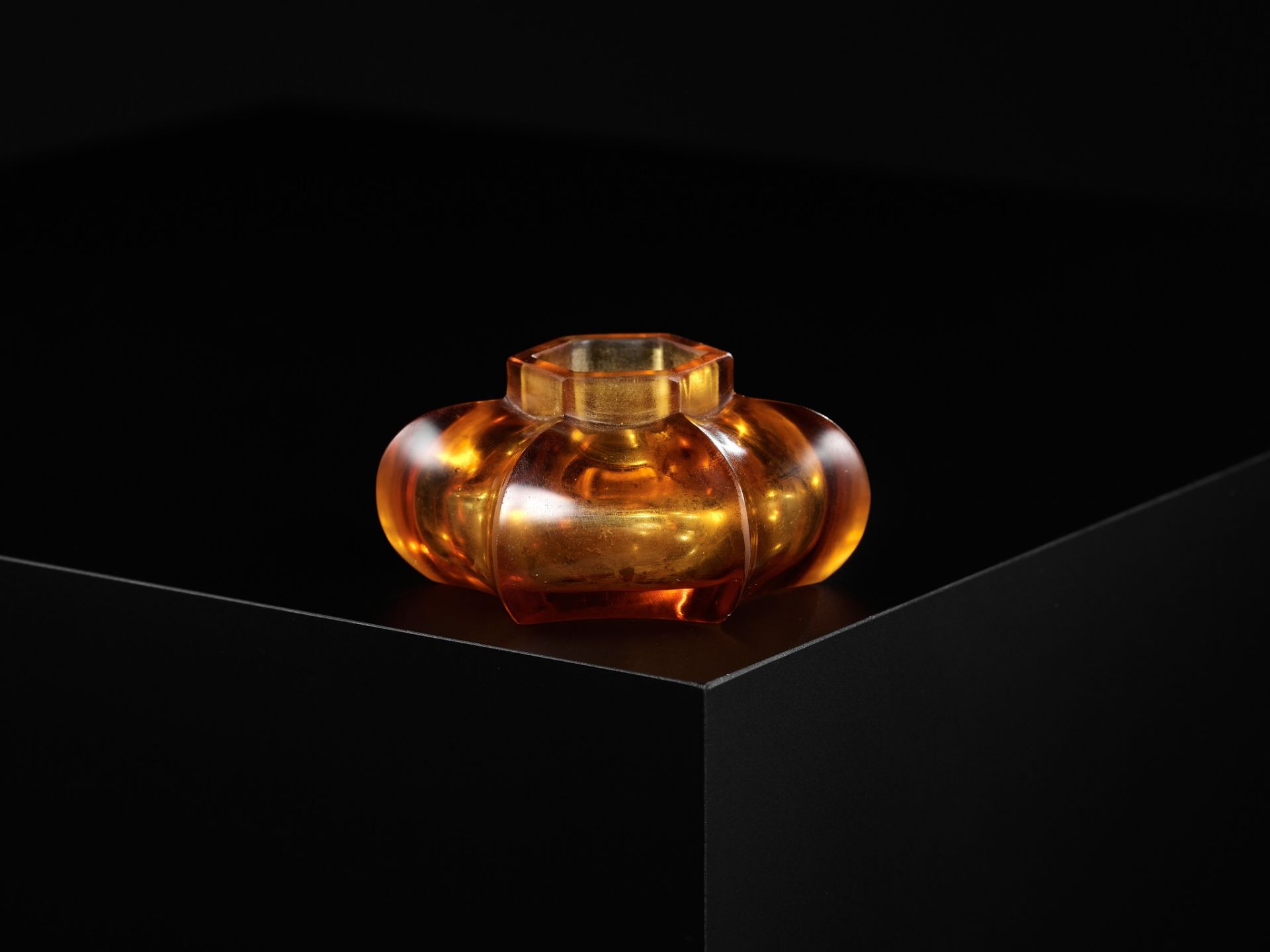A SMALL TRANSPARENT AMBER GLASS HEXAGONAL WASHER, JIAQING MARK AND PERIOD - Bild 8 aus 11