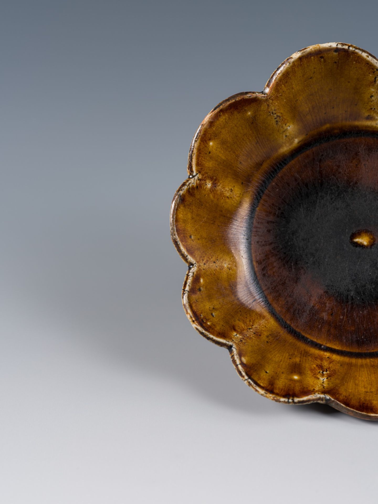 A BROWN-GLAZED FOLIATE-RIMMED DISH, LIAO TO EARLY SONG DYNASTY - Image 10 of 11