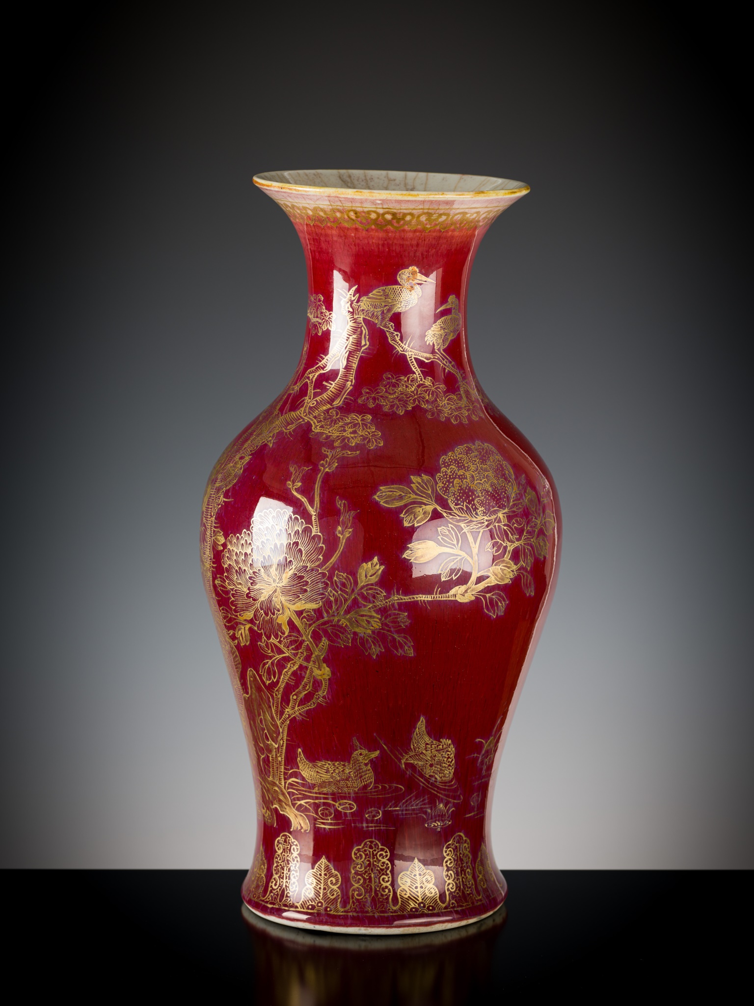 A RED-GLAZED AND GILT DECORATED 'BIRDS WORSHIPPING THE PHOENIX' VASE, LATE QING DYNASTY - Image 4 of 8