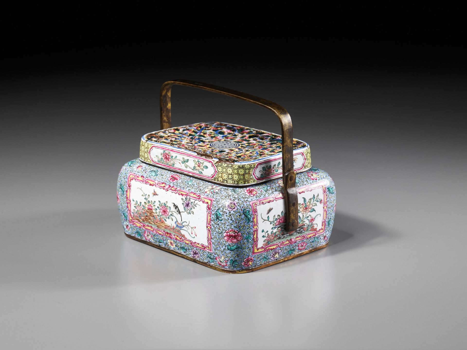 AN EXCEEDINGLY RARE IMPERIAL ENAMELED COPPER HANDWARMER, QIANLONG MARK AND PERIOD - Bild 9 aus 27