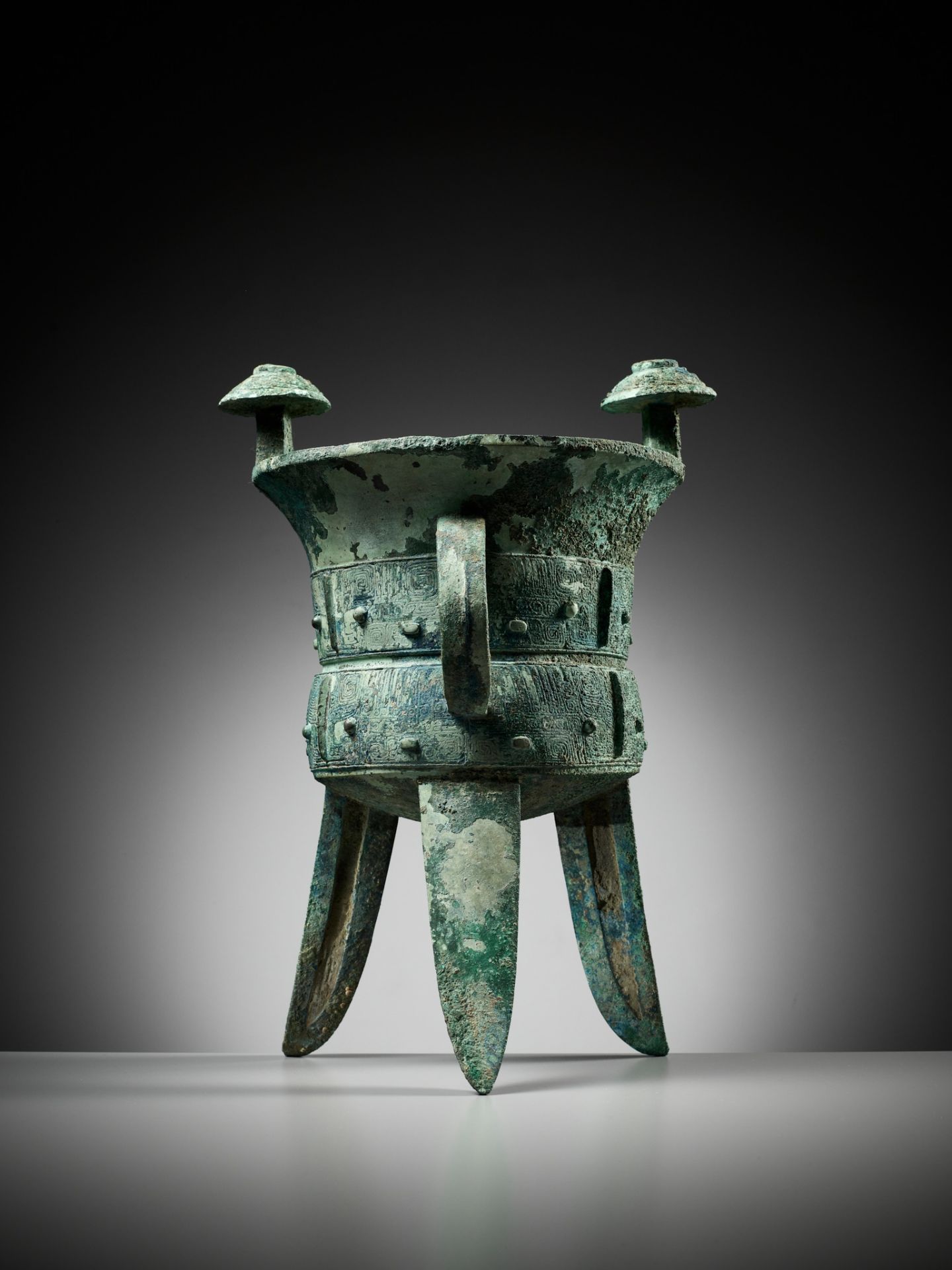 AN EXCEPTIONALLY LARGE AND MASSIVE BRONZE RITUAL TRIPOD WINE VESSEL, JIA, WITH A CLAN MARK, SHANG - Image 9 of 29
