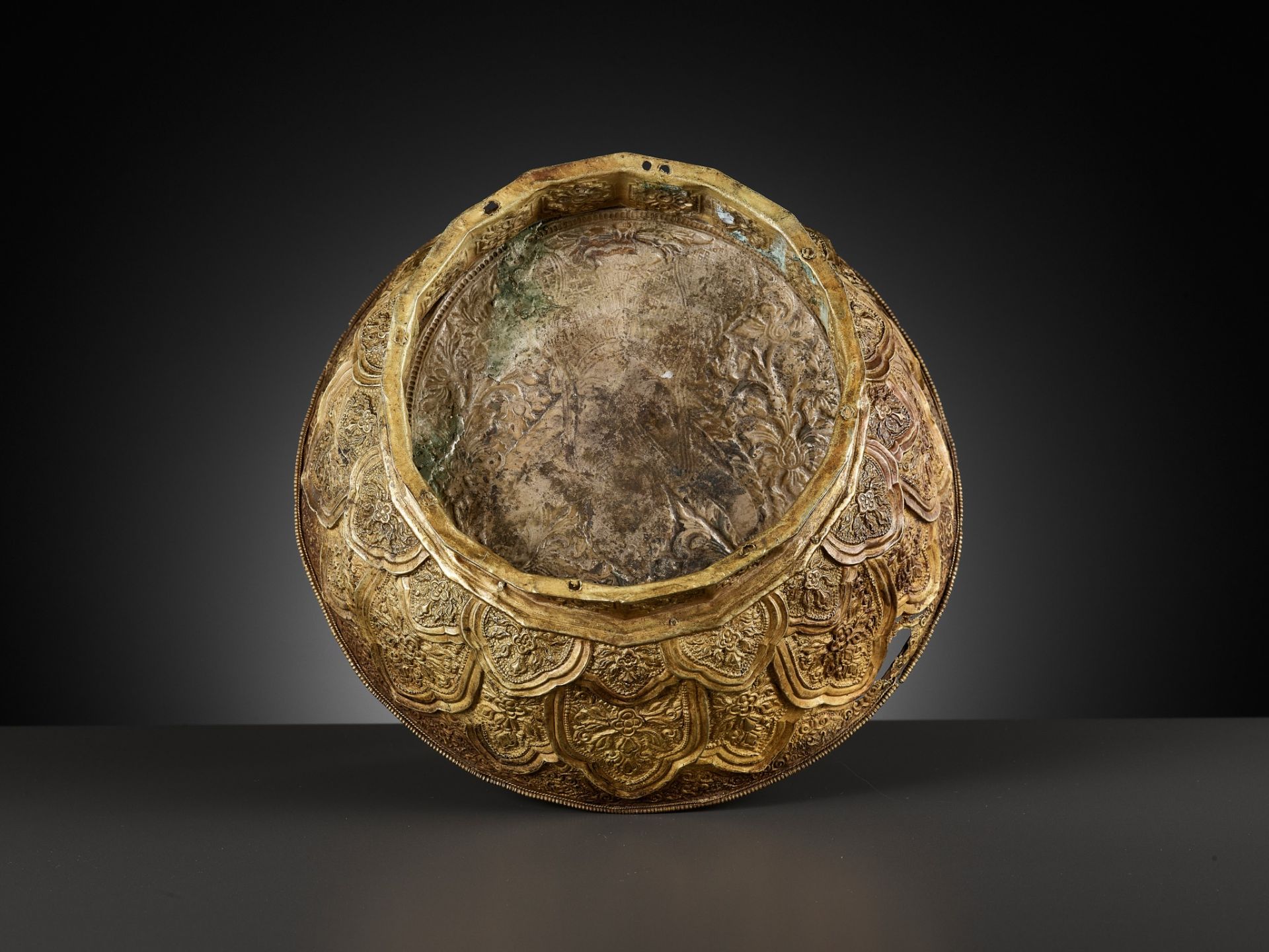 A SILVER-INLAID GOLD REPOUSSÉ BOWL DEPICTING GARUDA, VIETNAM,FORMER KINGDOMS OF CHAMPA,CIRCA 10TH C. - Image 18 of 18