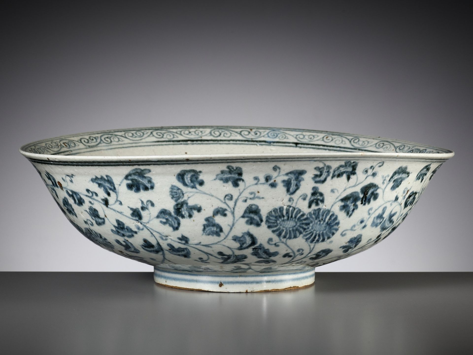 A LARGE ANNAMESE BLUE AND WHITE BOWL, VIETNAM, 14TH-15TH CENTURY