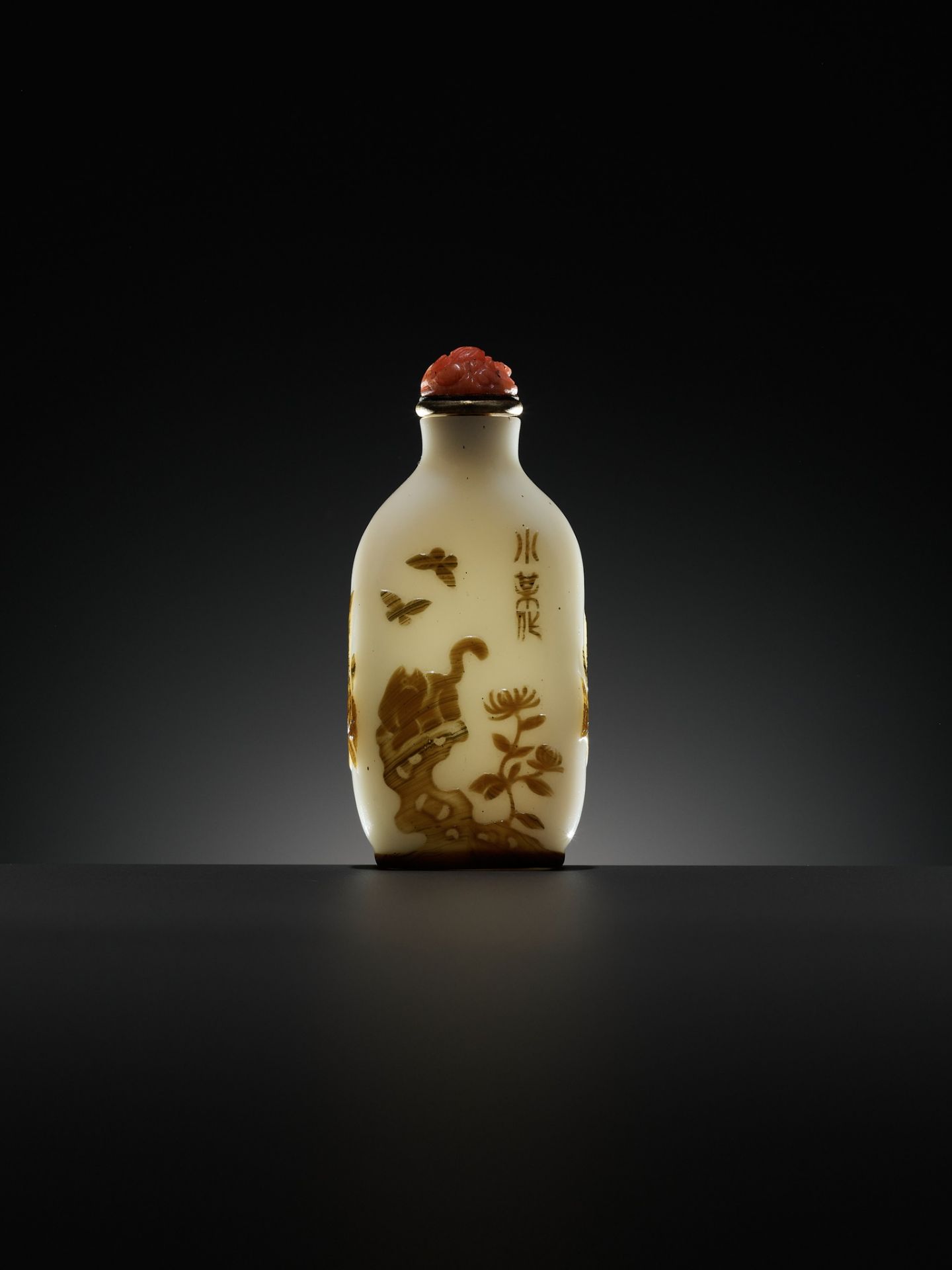 AN INSCRIBED OVERLAY GLASS ‘CAT AND BUTTERFLY’ SNUFF BOTTLE, BY WANG SU, YANGZHOU SCHOOL, 1820-1840 - Image 2 of 19