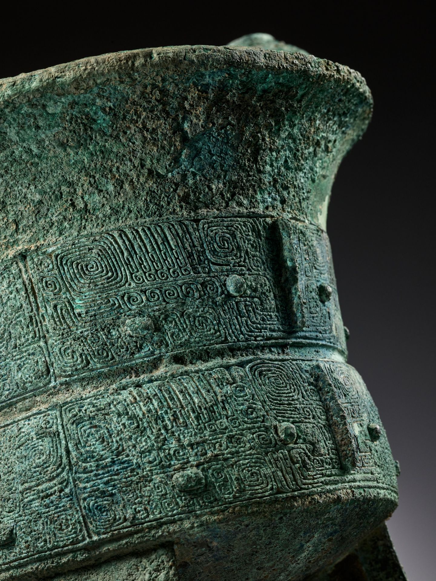 AN EXCEPTIONALLY LARGE AND MASSIVE BRONZE RITUAL TRIPOD WINE VESSEL, JIA, WITH A CLAN MARK, SHANG - Image 5 of 29