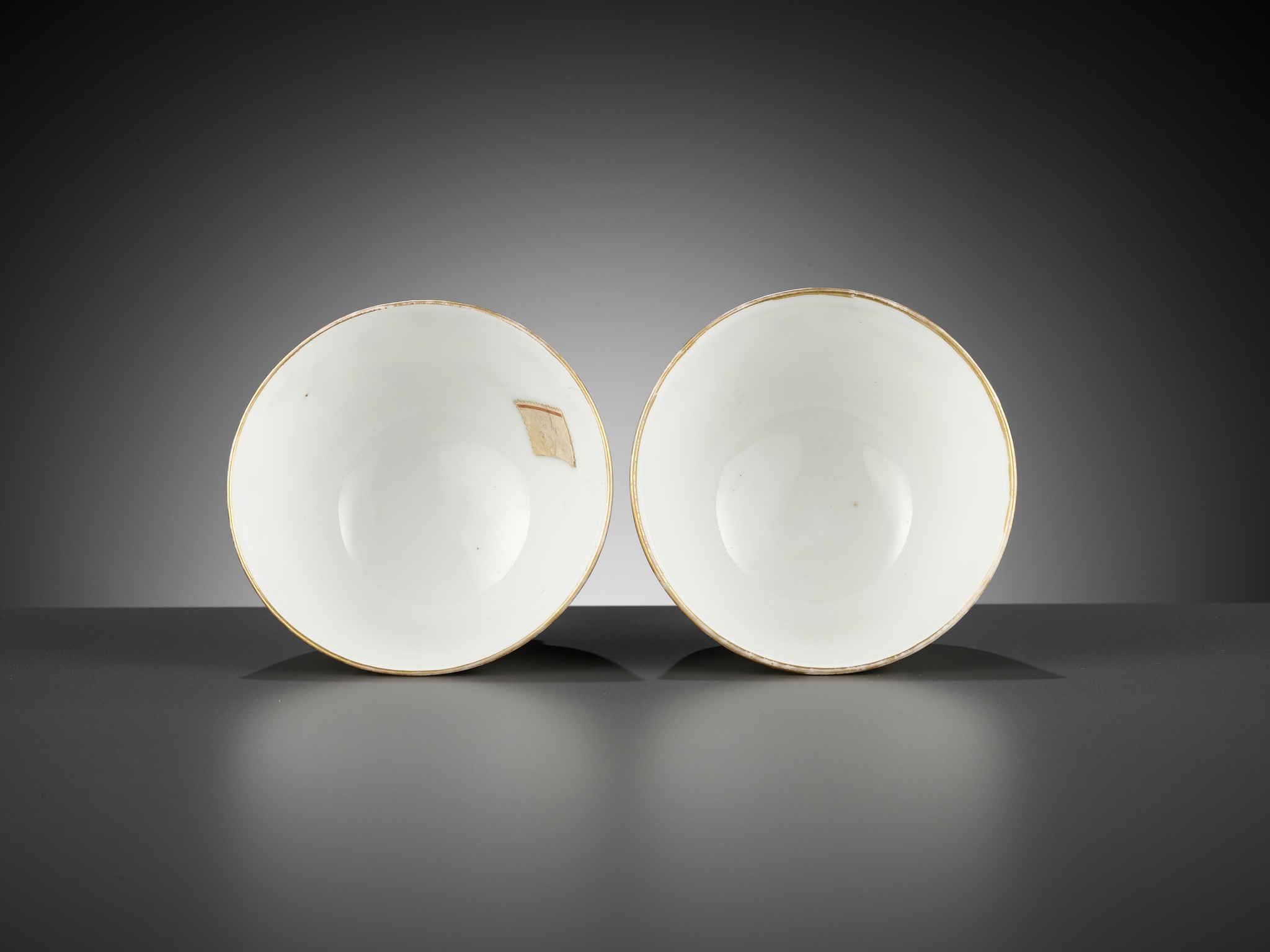 A SUPERB PAIR OF FAMILLE ROSE 'BUTTERFLY' BOWLS, GUANGXU MARKS AND PERIOD - Image 12 of 13