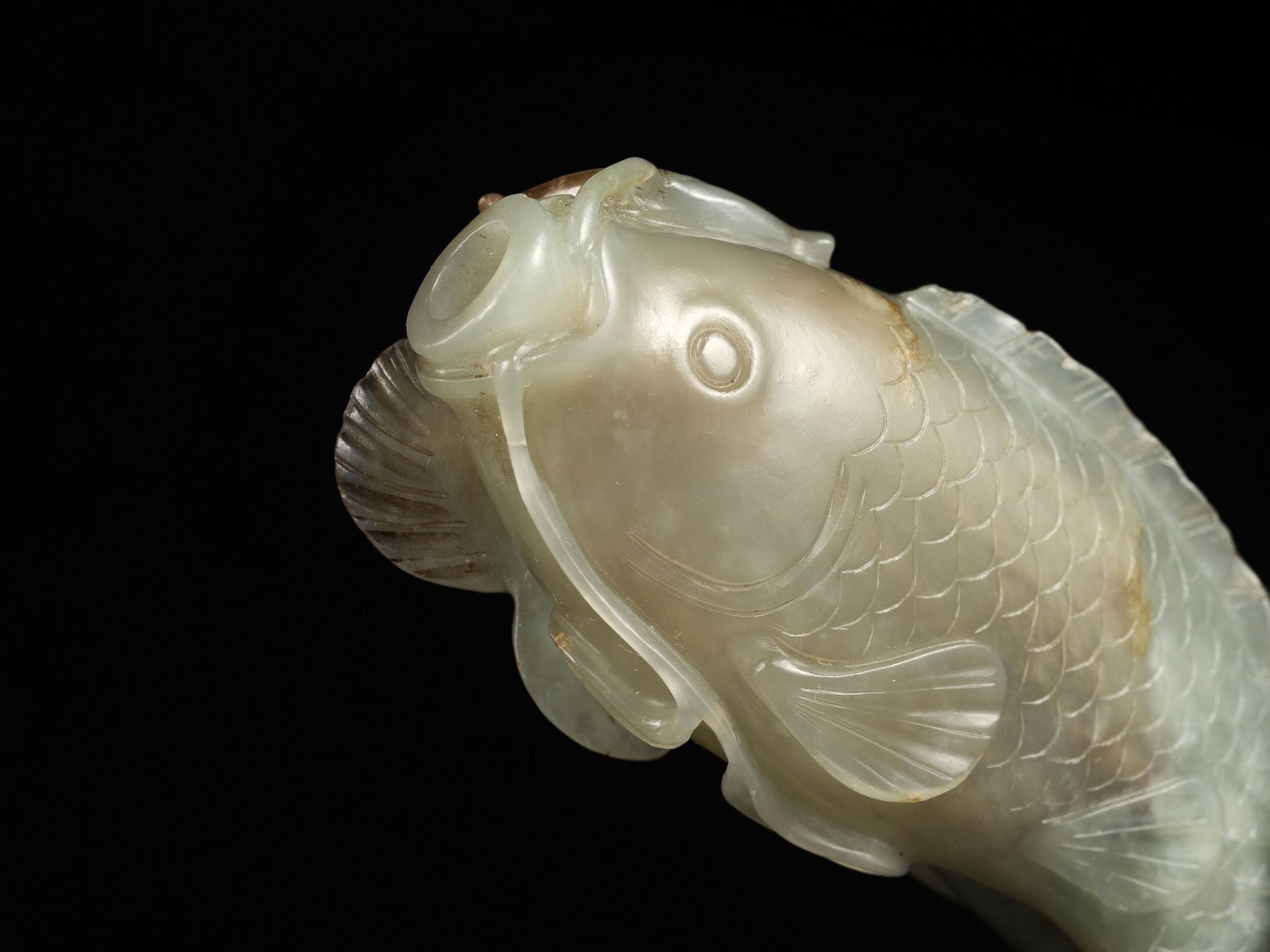 A CELADON AND RUSSET JADE 'DOUBLE FISH' SNUFF BOTTLE, CHINA, 1680-1750 - Image 7 of 14