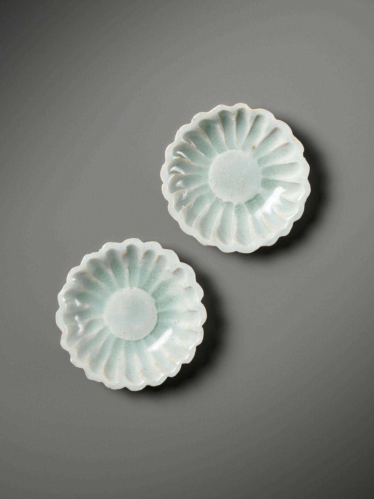 A PAIR OF QINGBAI 'CHRYSANTHEMUM' MINIATURE DISHES, SONG DYNASTY - Image 2 of 7