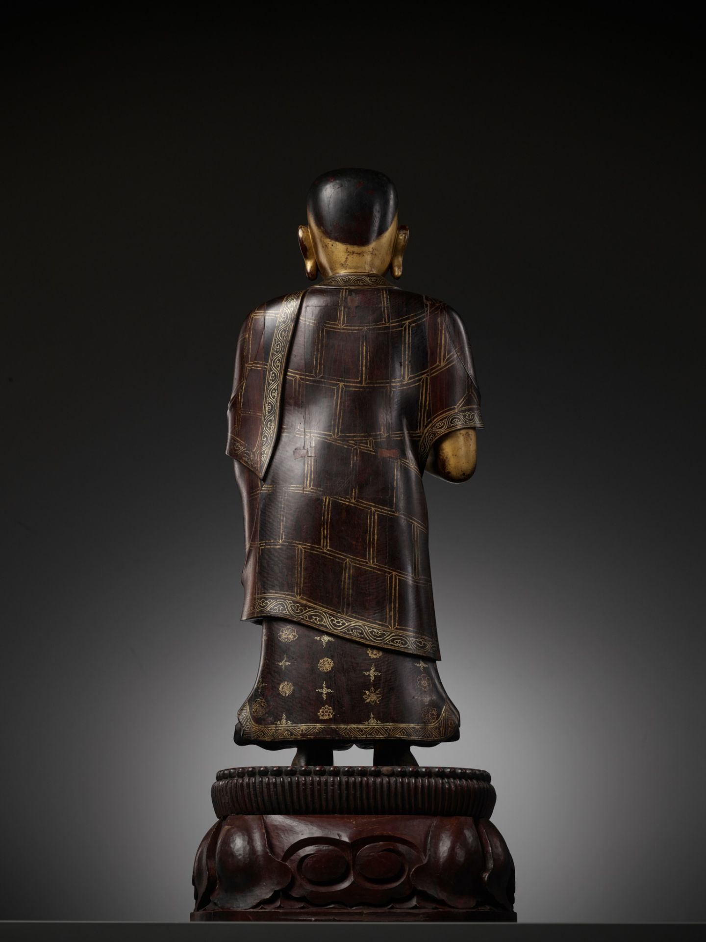 A LARGE AND HIGHLY IMPORTANT ZITAN AND GILT-LACQUERED STATUE OF SARIPUTRA, THE FIRST OF BUDDHA'S TWO - Image 18 of 26